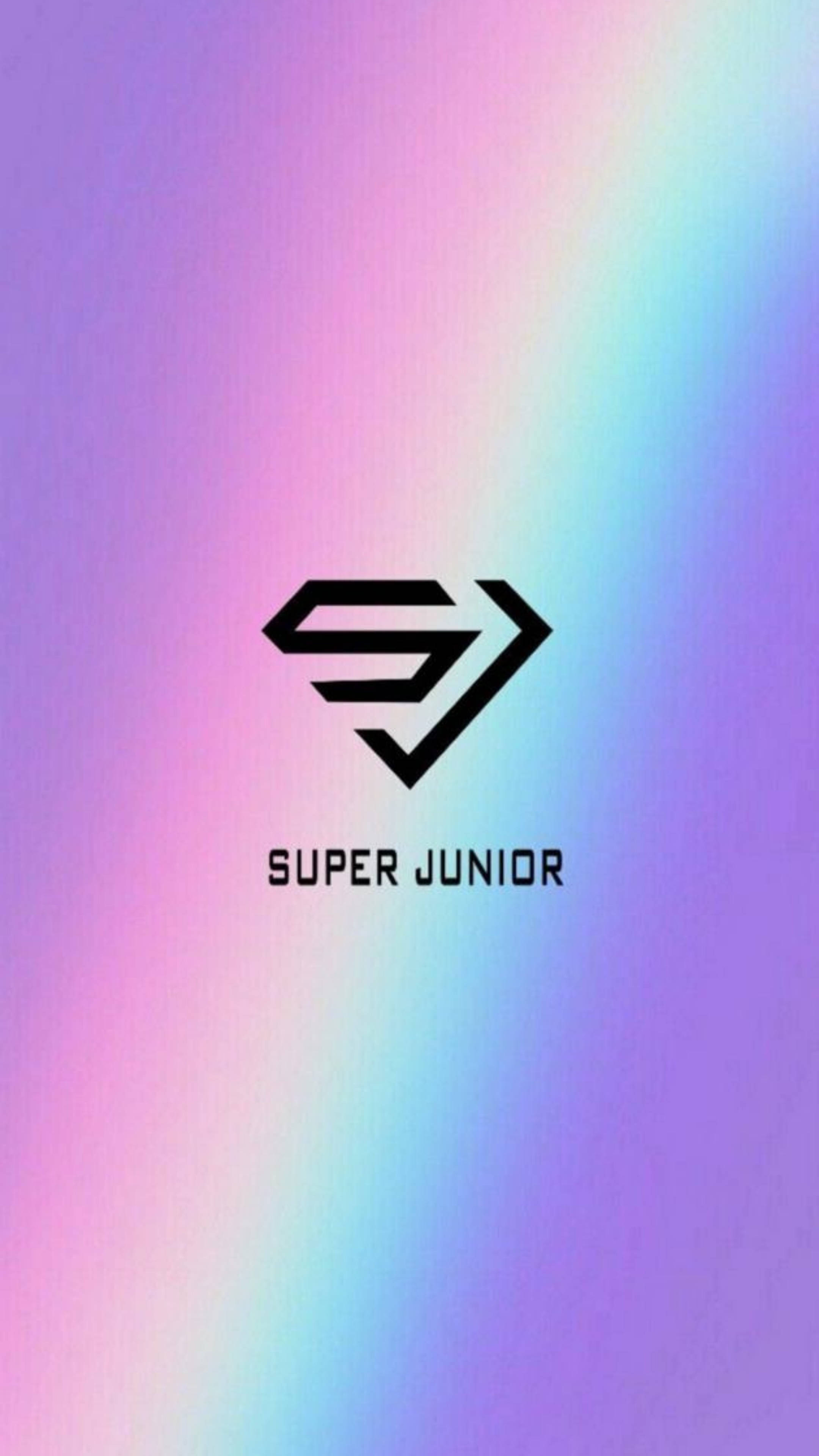 Super 桌布 壁紙 — 一個時尚的黑色Super Junior標誌，居中放置在柔和漸變背景上，融合了粉紅、紫色和青色調。