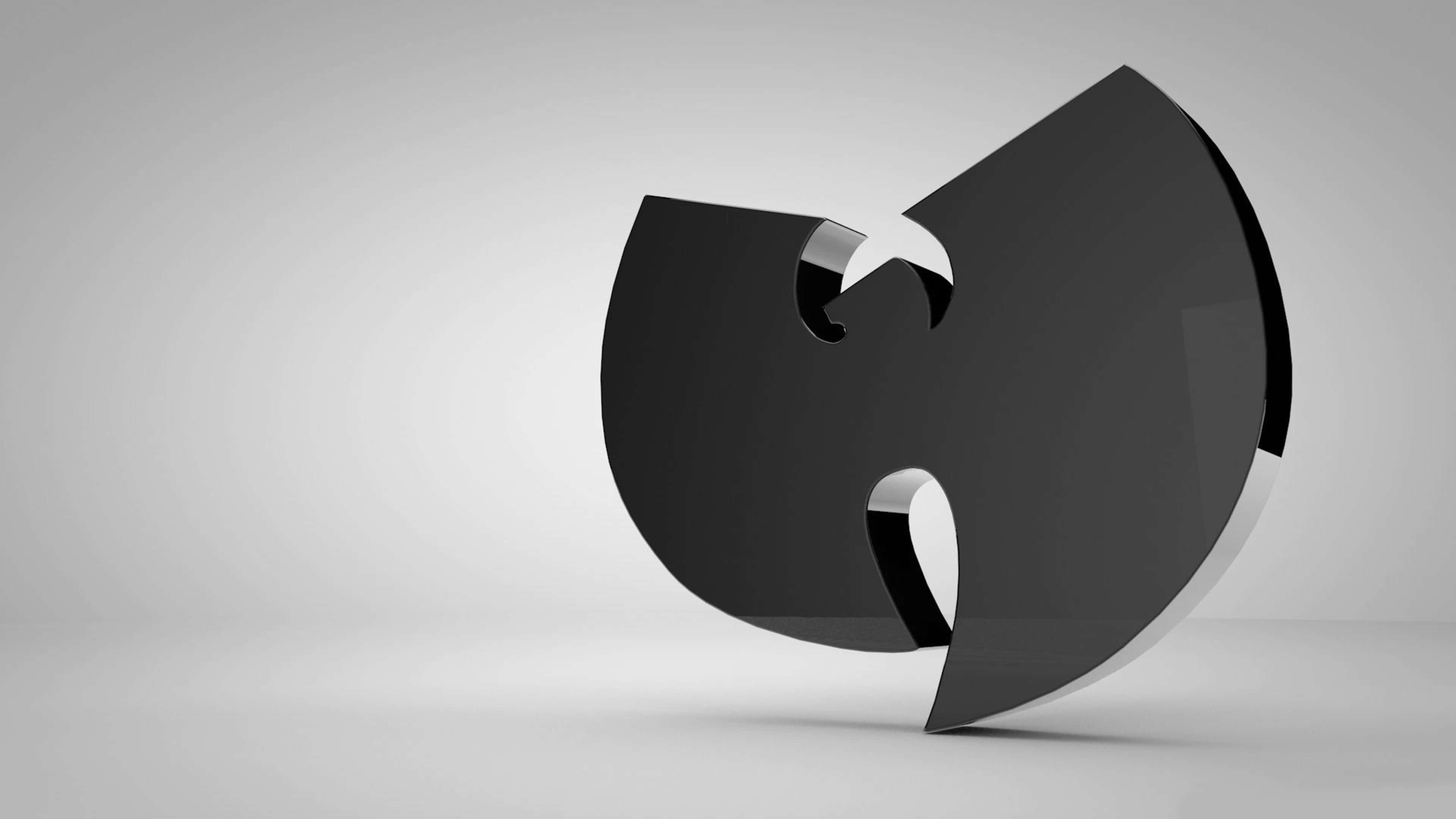 嘻哈 桌布 壁紙 — 一個時尚的黑色Wu-Tang Clan標誌雕塑，帶有金屬光澤，矗立在極簡灰色工作室背景前。