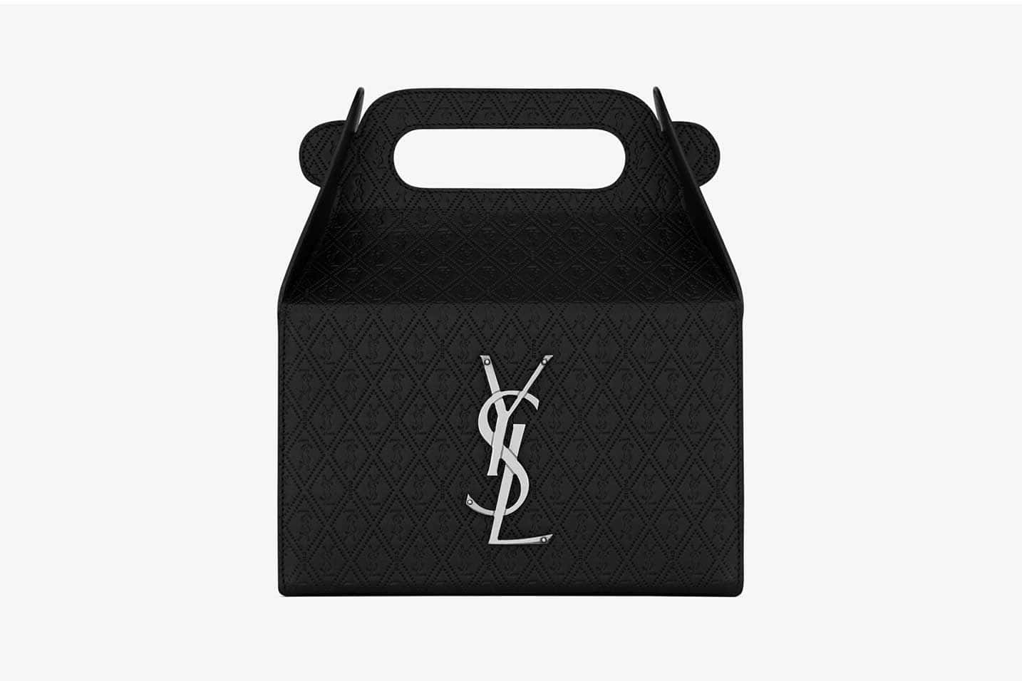 YSL 桌布 壁紙 — 一個時尚的黑色YSL品牌禮品盒，帶有絎縫質感和銀色標誌，置於純白色背景上。