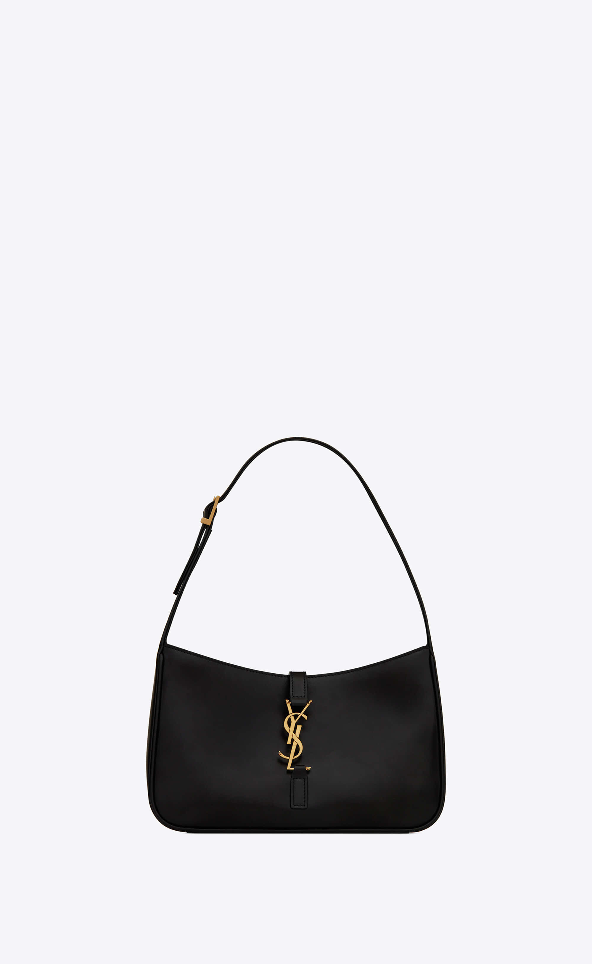 YSL 桌布 壁紙 — 一個時尚的黑色YSL手提包，配有金色五金件，掛在極簡白色背景上。