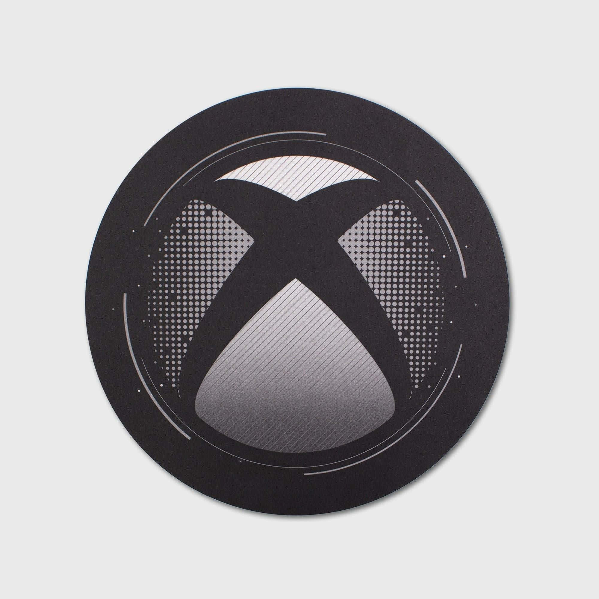 Xbox 桌布 壁紙 — 一個時尚的黑色圓形 Xbox 標誌，帶有漸變和點狀圖案細節，背景為淺灰色。