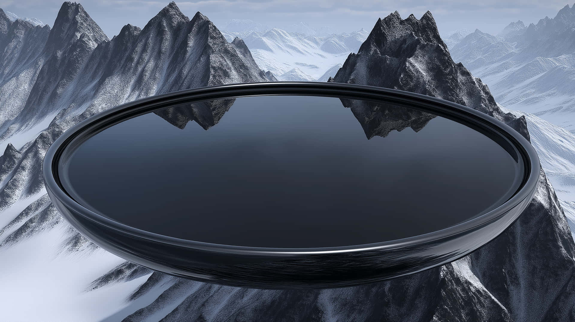 Reflective Spherical Object Amidst Icy Mountain Ranges 壁紙 — 一個時尚的黑色圓形平台漂浮在白雪覆蓋的山脈上方，在其光滑的表面上反射出鋸齒狀的山峰。