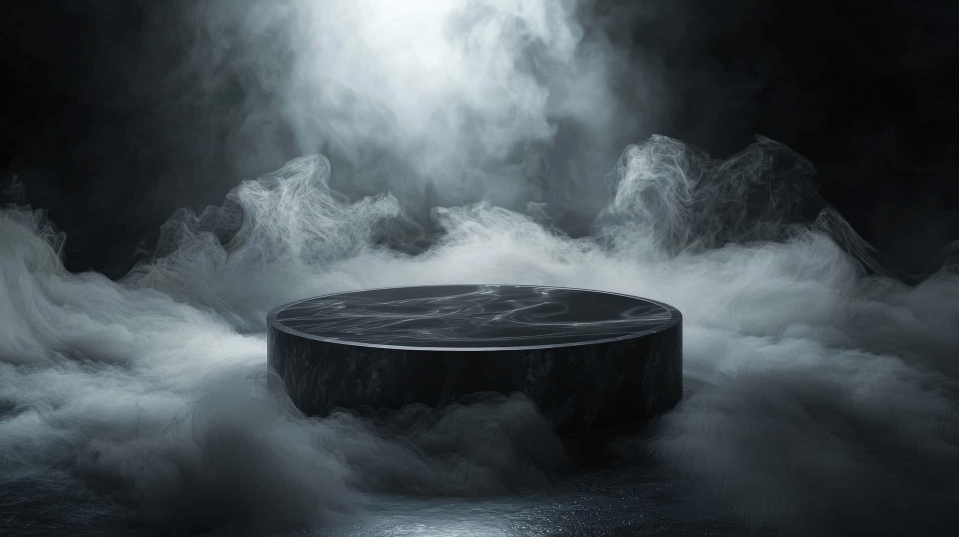 A surreal floating black platform surrounded by dense mist and glowing light, evoking mystery 壁紙 — 一個時尚的黑色圓形底座從旋轉的白霧中升起，在黑暗的洞穴般空間中，處於戲劇性的聚光燈下。