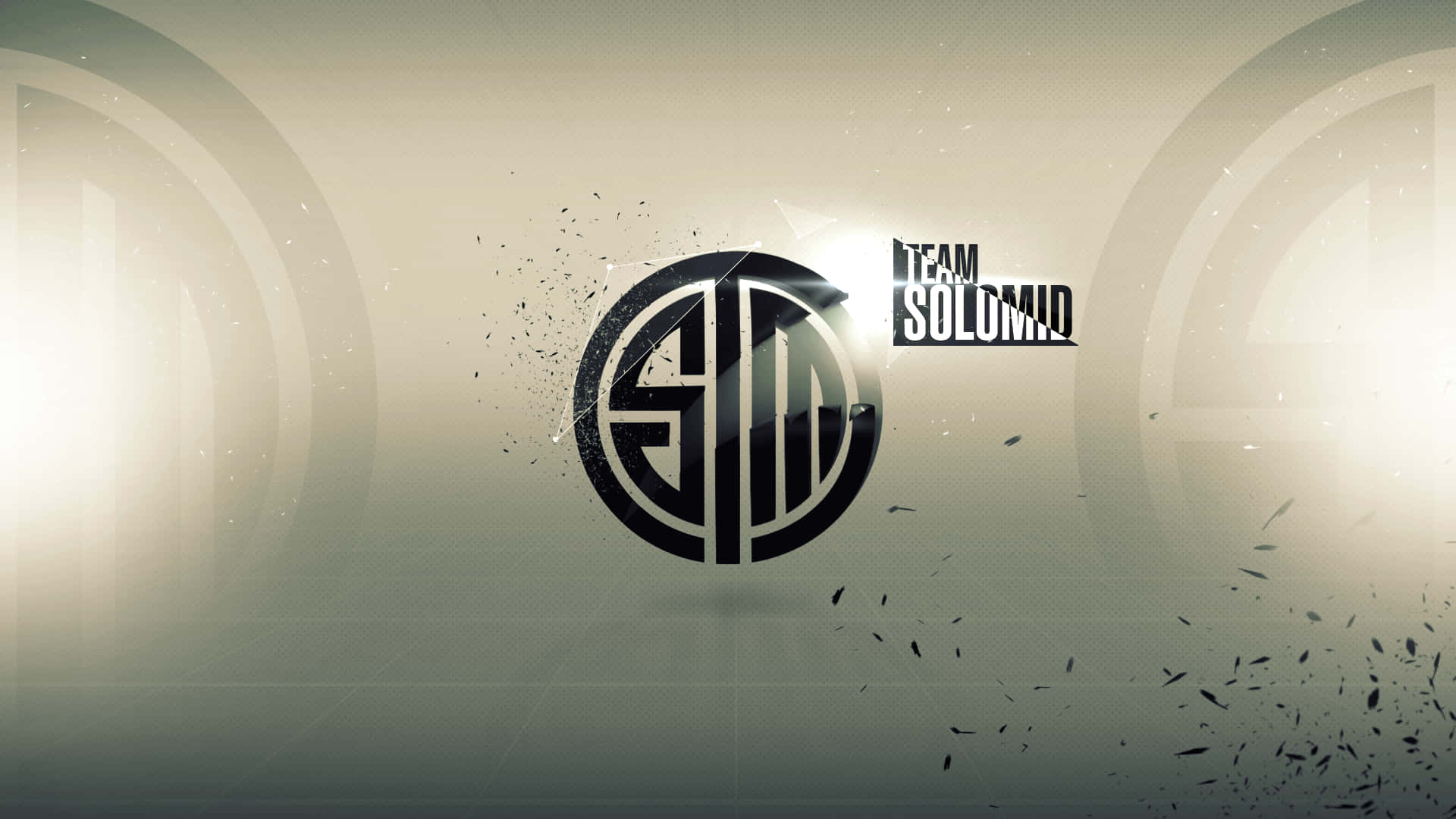 Tsm 桌布 壁紙 — 一個時尚的黑色圓形標誌，帶有「STM」和「TEAM SOLOMID」文字，在漸變米色和灰色背景上戲劇性地碎裂。