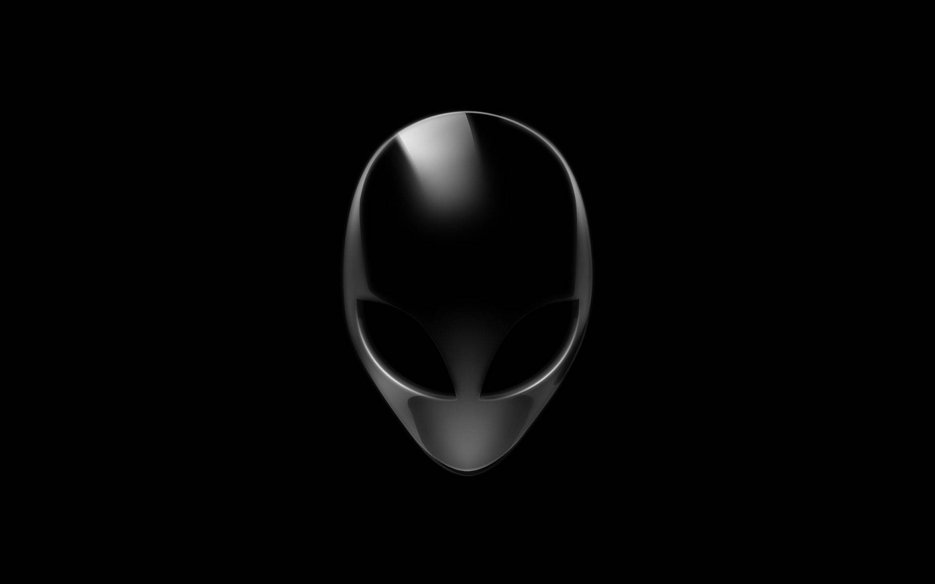 alienware default 桌布 壁紙 — 一個時尚的黑色外星人頭標誌在純黑色背景上微微發光。