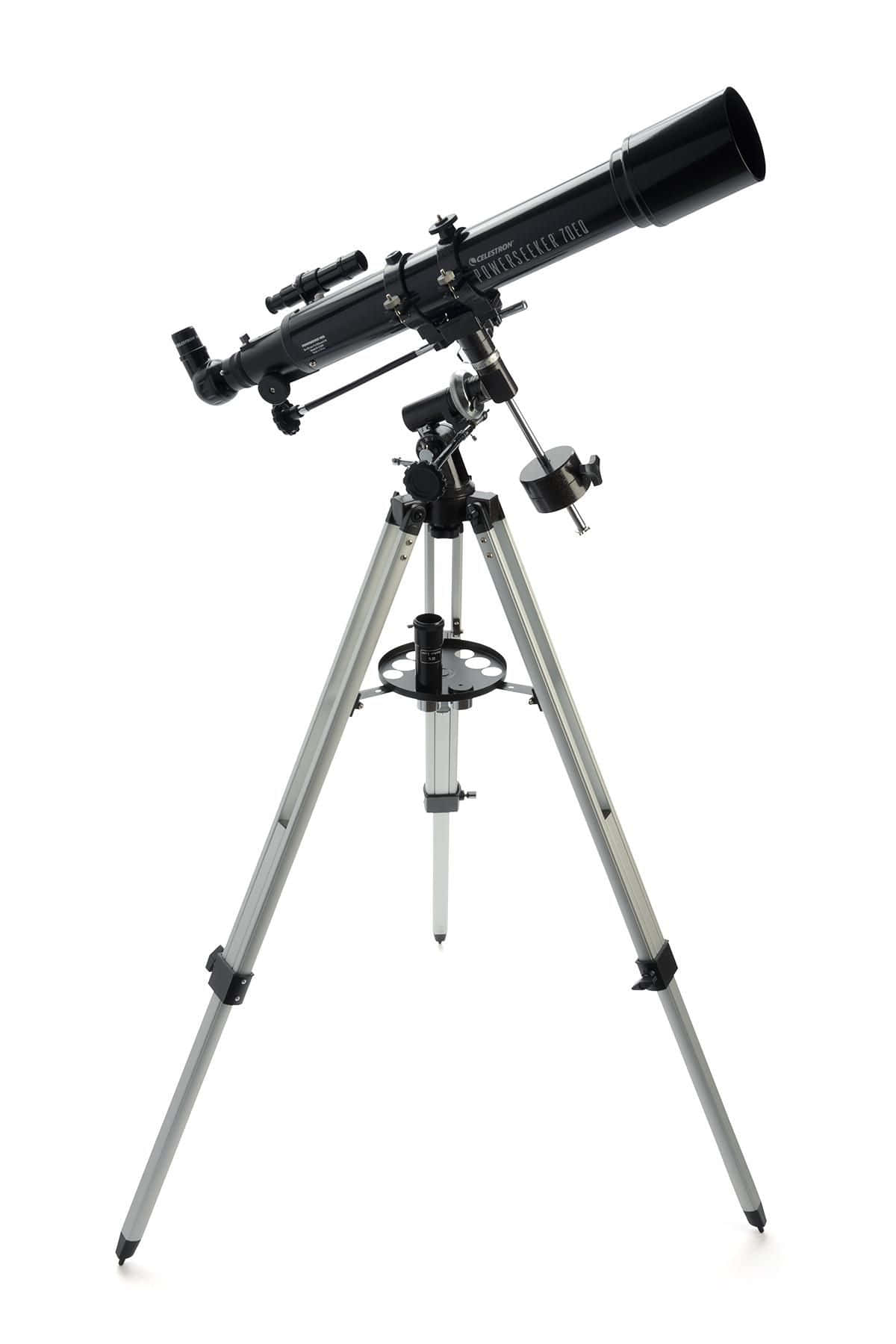 astronomy 桌布 壁紙 — 一個時尚的黑色天文望遠鏡安裝在銀色三腳架上，背景為純白色。