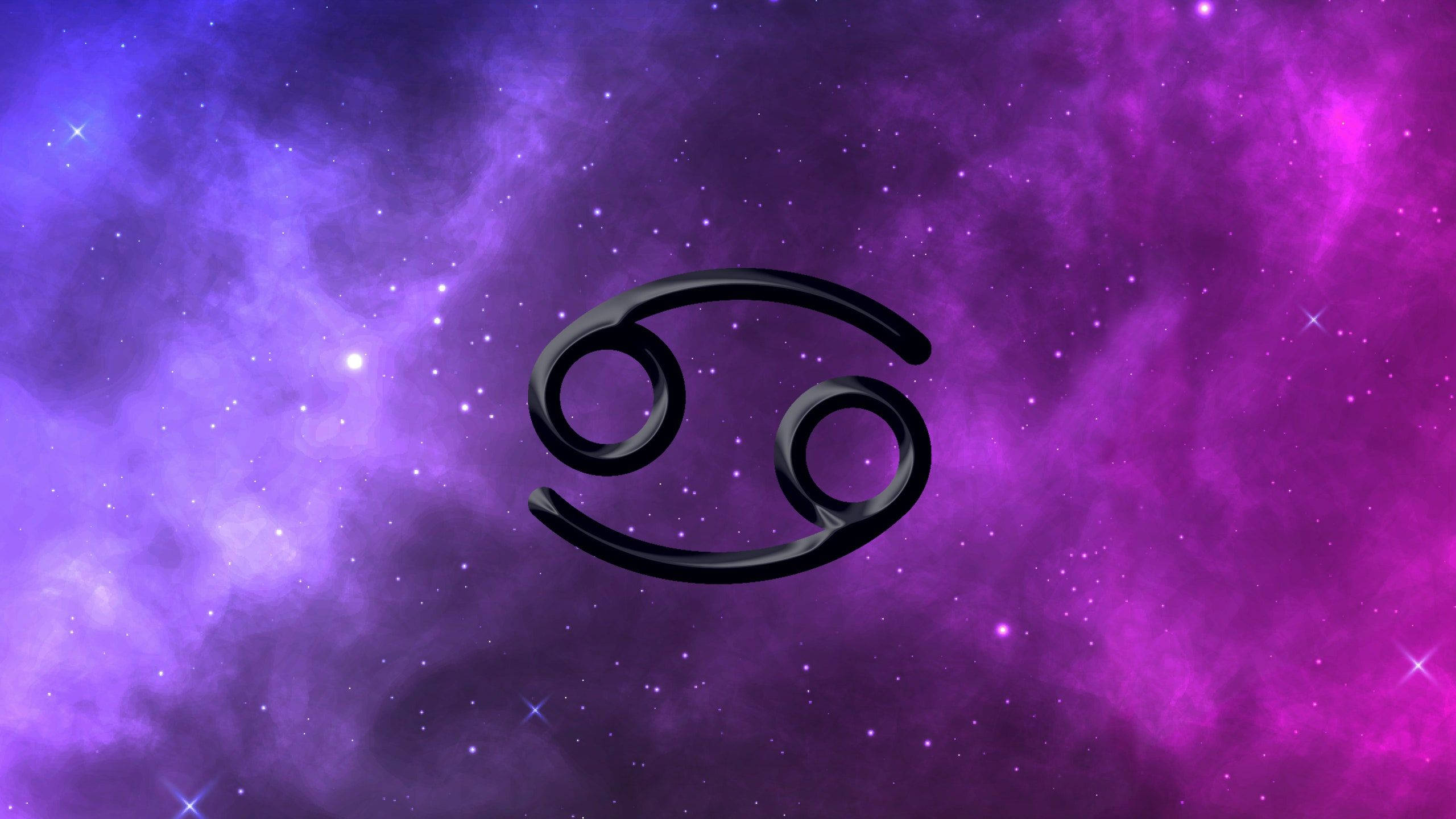 zodiac 桌布 壁紙 — 一個時尚的黑色巨蟹座符號漂浮在充滿閃爍星星的鮮豔紫色和粉紅色宇宙星雲前。