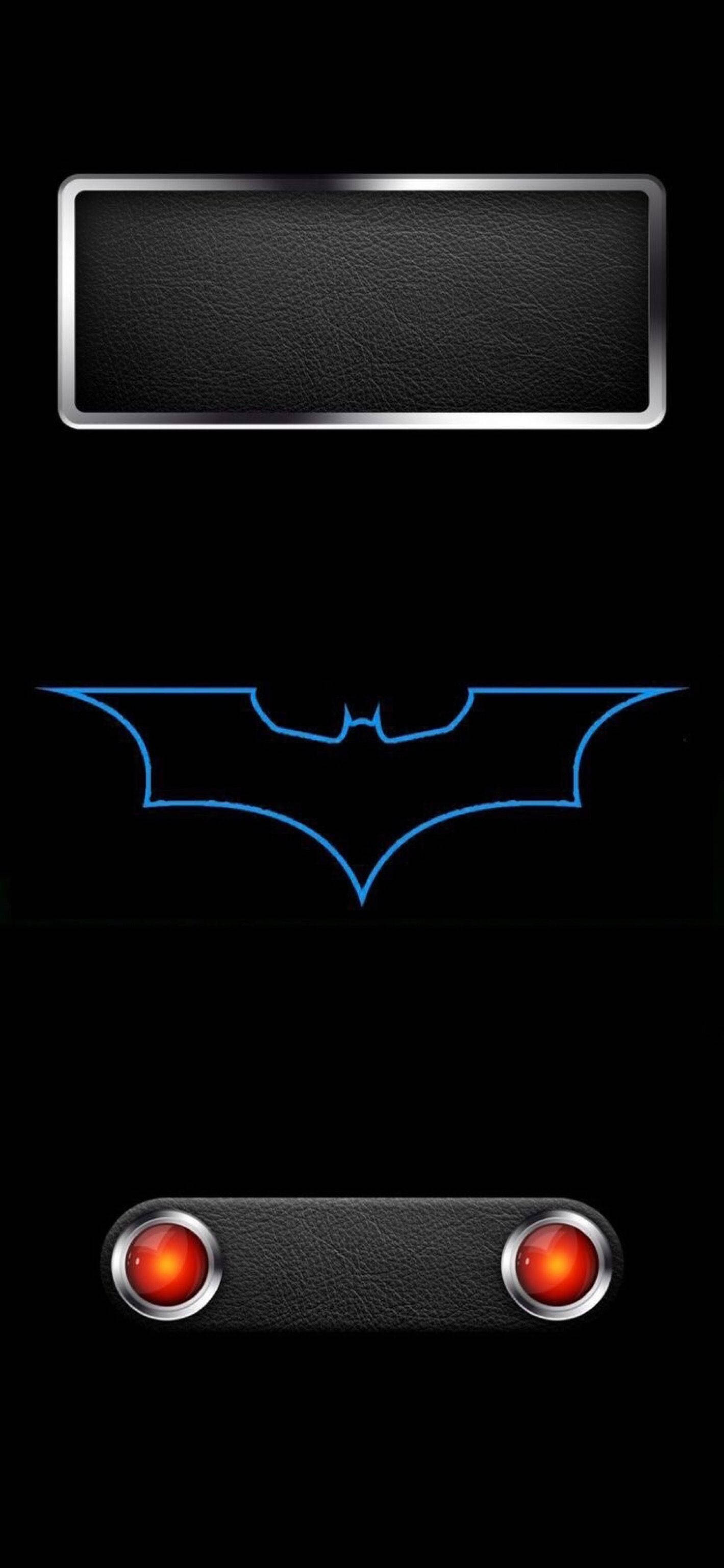 Batman Logo 桌布 壁紙 — 一個時尚的黑色皮革面板，帶有發光的紅色按鈕和藍色霓虹蝙蝠標誌，背景為深色。