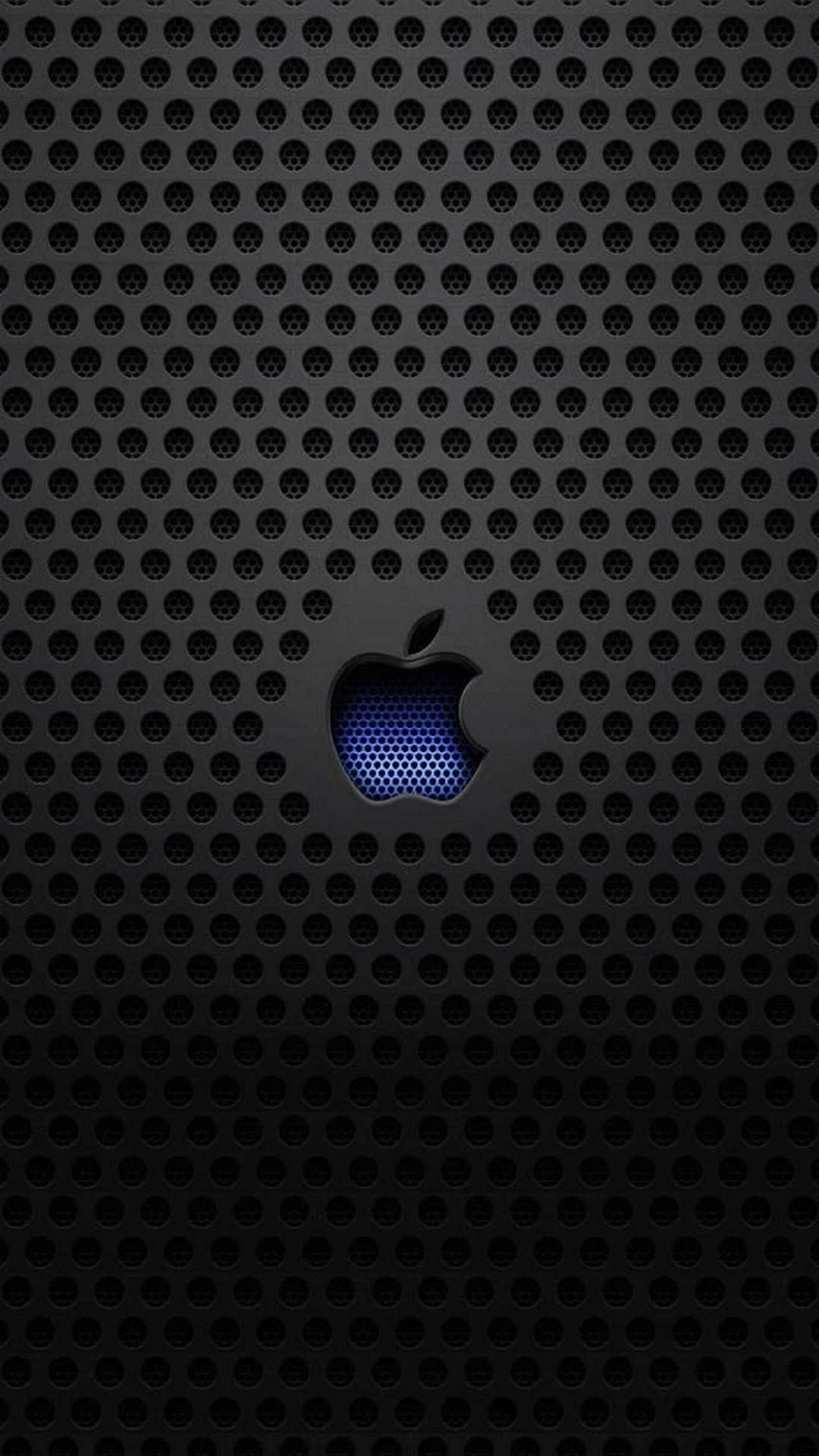 Black And Blue iPhone 桌布 壁紙 — 一個時尚的黑色穿孔表面，中央有一個發光的藍色Apple標誌。