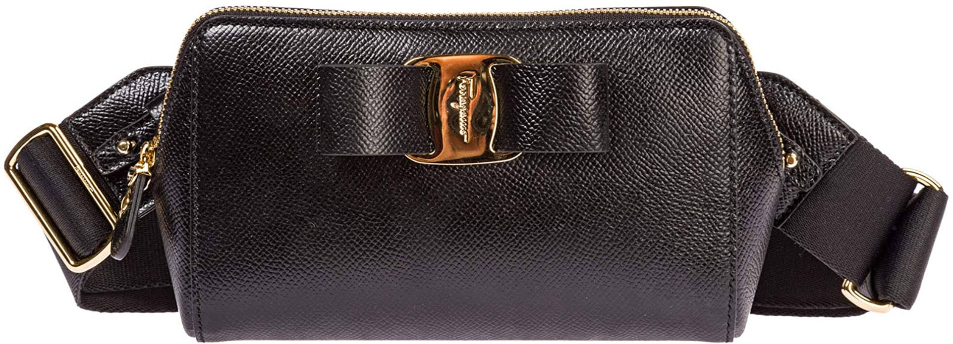 Salvatore Ferragamo 桌布 壁紙 — 一個時尚的黑色紋理腰包，配有金色金屬配件和蝴蝶結形狀的扣環，背景為白色。