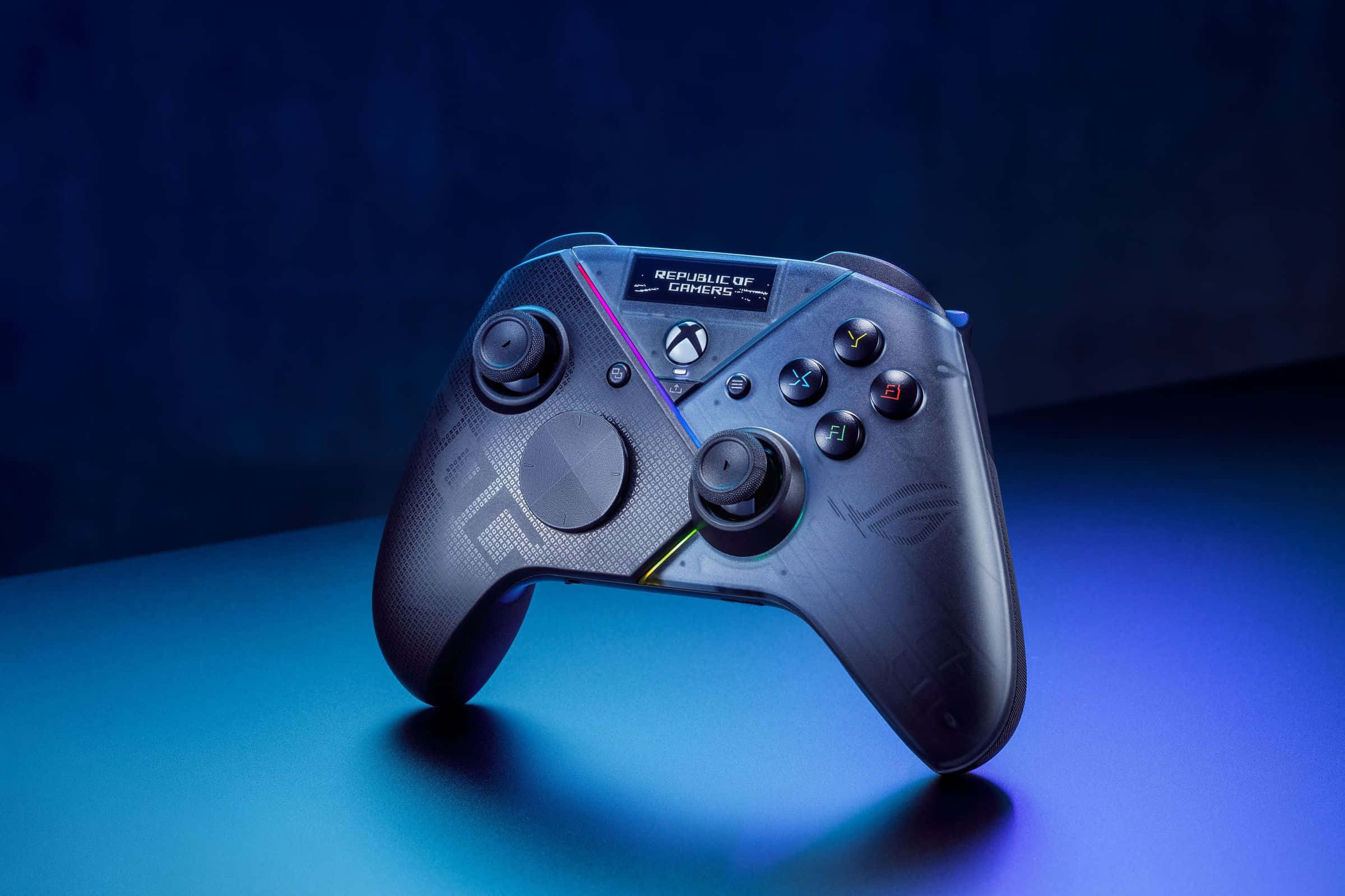 Xbox 桌布 壁紙 — 一個時尚的黑色遊戲控制器，帶有發光的藍色和紫色點綴，放置在反射藍色表面上，在戲劇性的工作室燈光下。