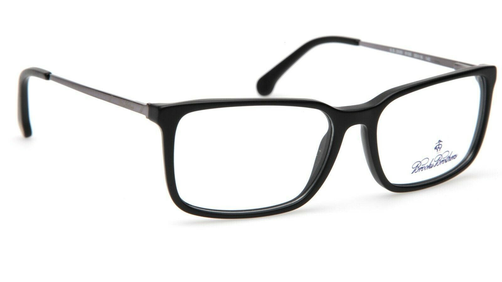 glasses 桌布 壁紙 — 一個時尚的黑色長方形眼鏡框，配有透明鏡片和鏡腿上低調的品牌標誌，背景為乾淨的白色。