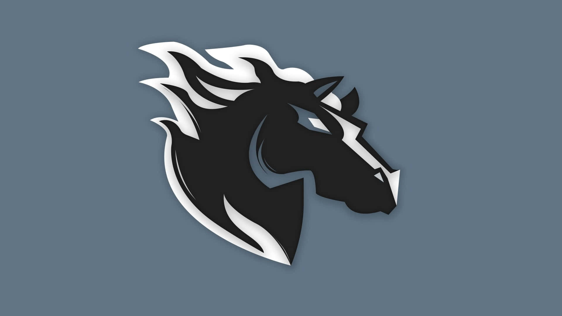 Rainbow Six Siege Maverick 桌布 壁紙 — 一個時尚的黑色馬頭標誌，帶有白色火焰點綴，背景為柔和的藍灰色。
