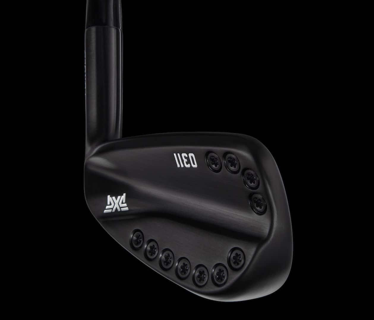 Golf Club 桌布 壁紙 — 一個時尚的黑色高爾夫挖起桿，帶有 '110' 和 'DX' 品牌標誌，以及多個螺絲，背景為深色。