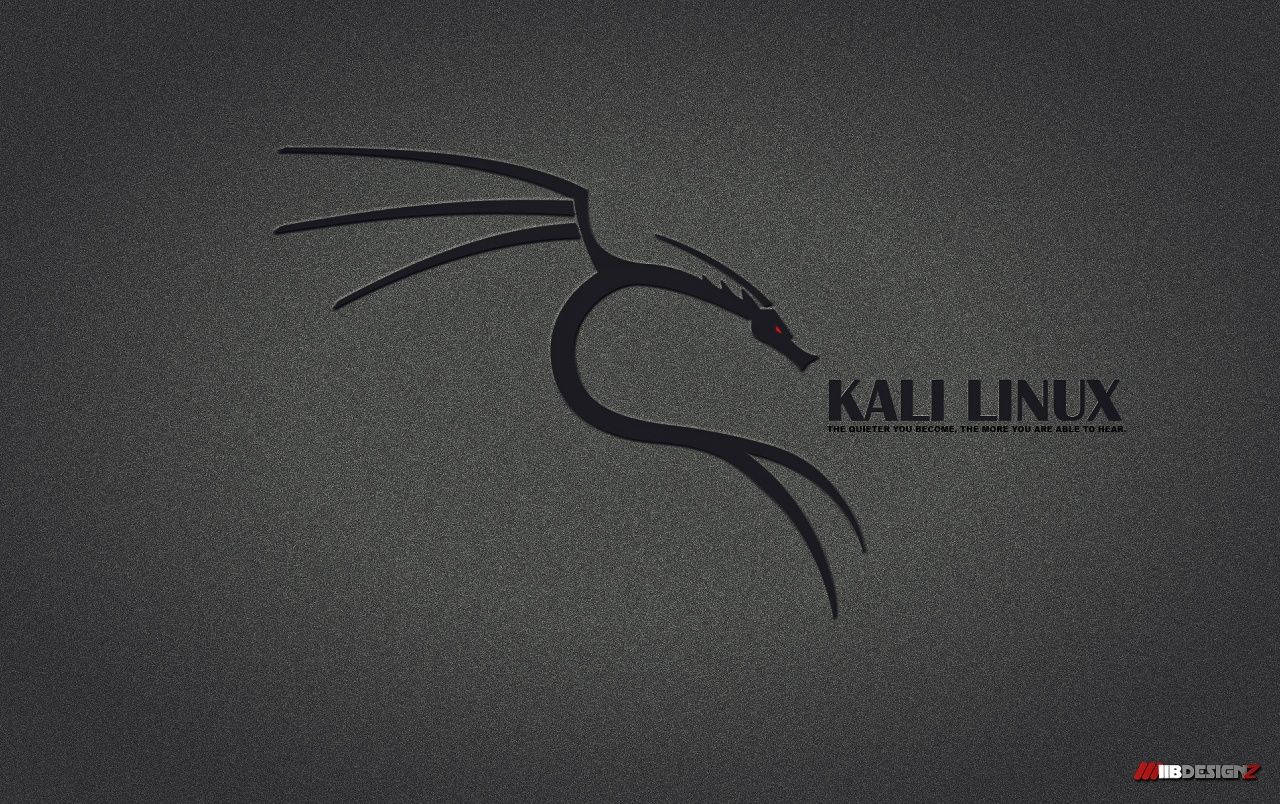 kali 桌布 壁紙 — 一個時尚的黑色龍標誌，帶有發光的紅色眼睛，在紋理深灰色背景上，帶有 Kali Linux 文字。