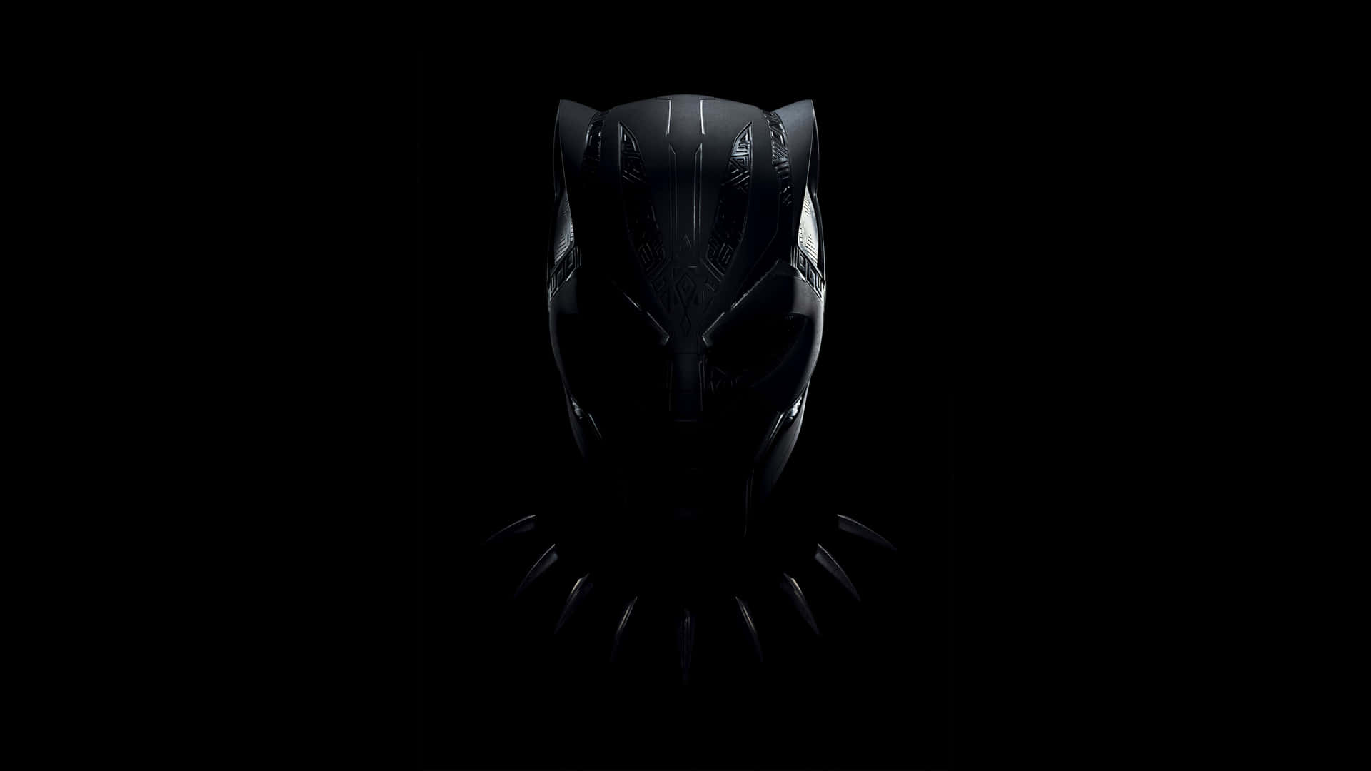 Marvel Black And White 桌布 壁紙 — 一個時尚的黑豹面具在漆黑的背景中微微發光，散發著神秘和力量。