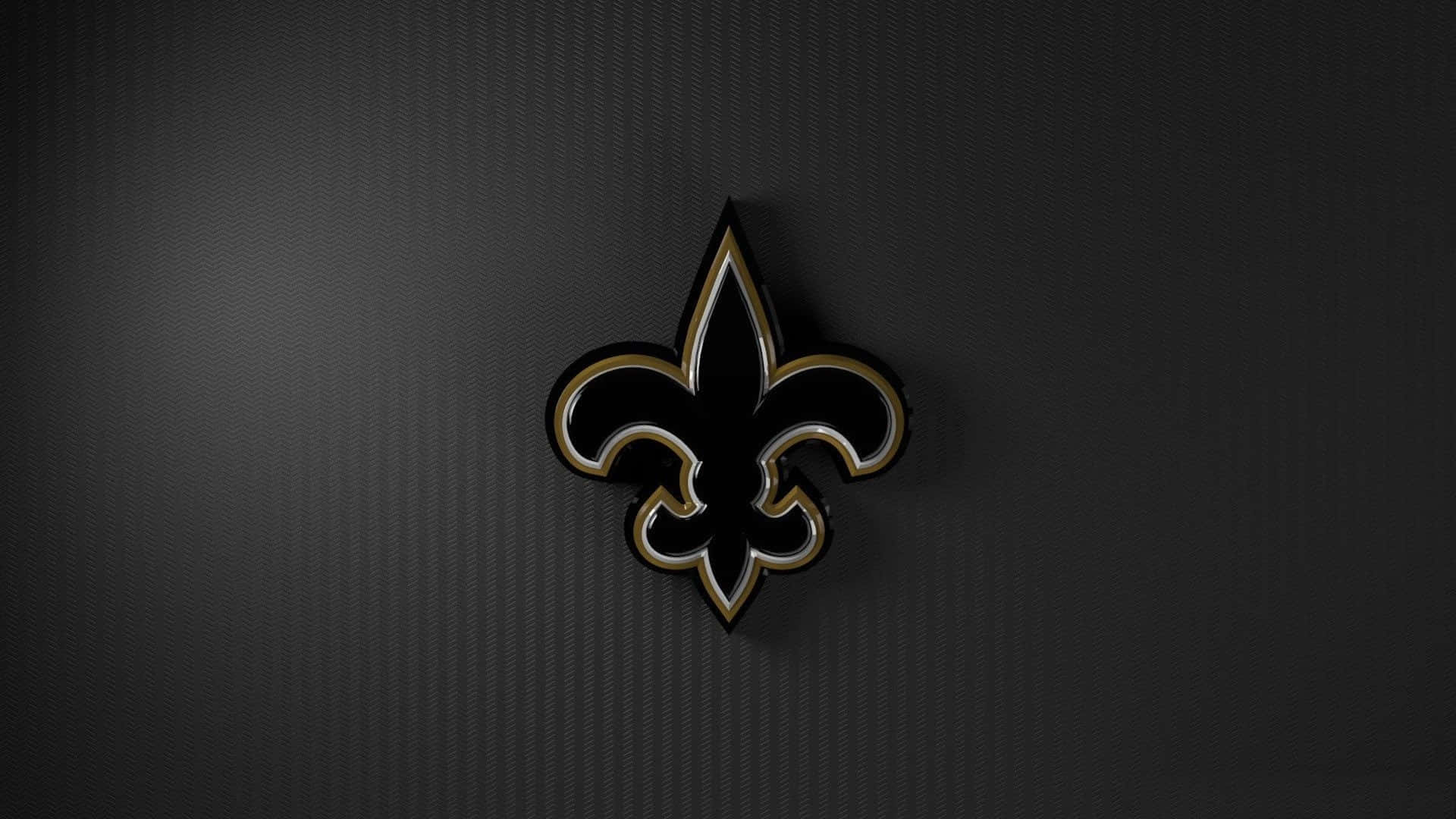 NFL Saints 桌布 壁紙 — 一個時尚的黑金百合花徽章標誌，帶有金屬光澤，置於有紋理的深灰色背景中央。