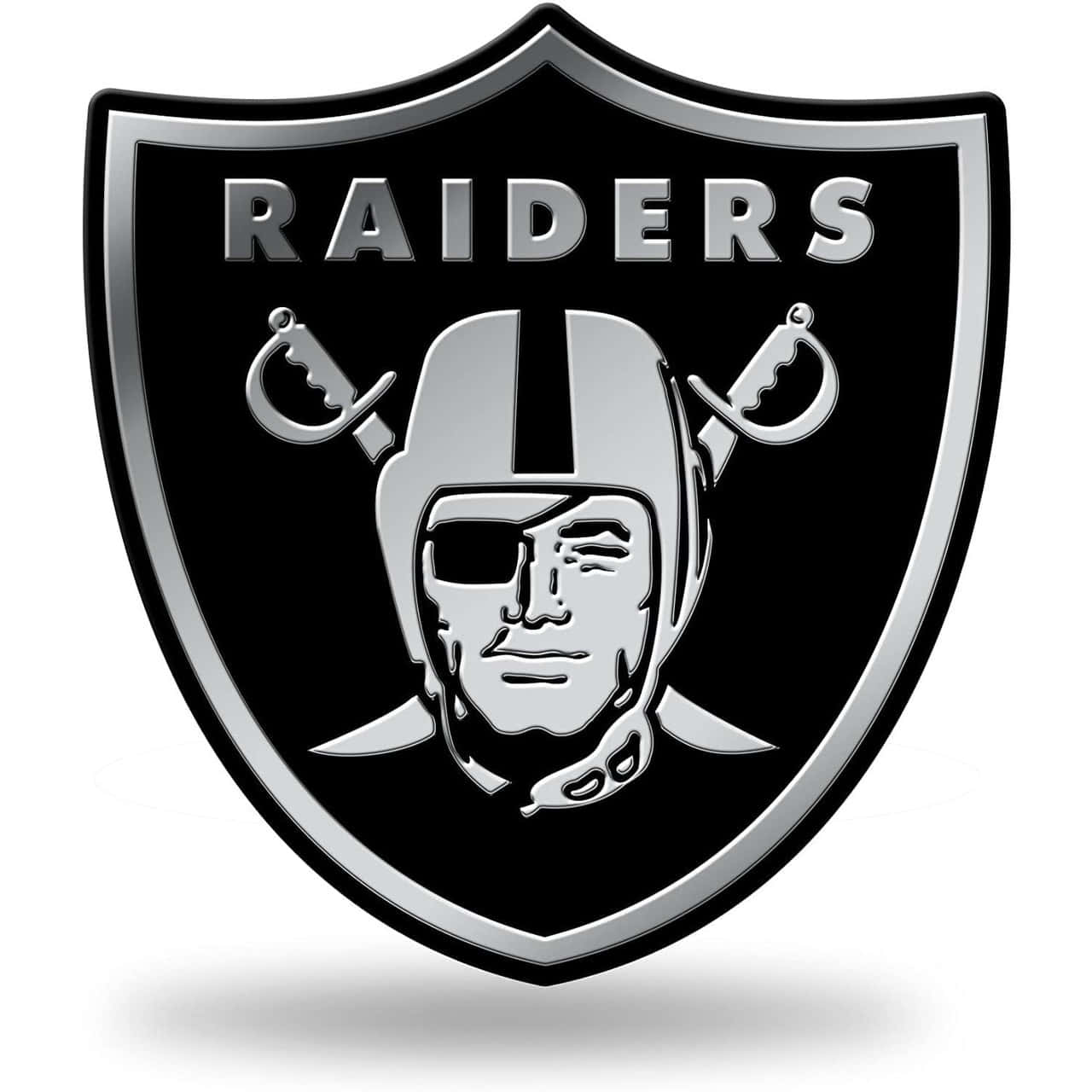 突襲者 桌布 壁紙 — 一個時尚的黑銀色 Raiders 標誌，以頭盔戰士和交叉劍為特色，背景為純白色。