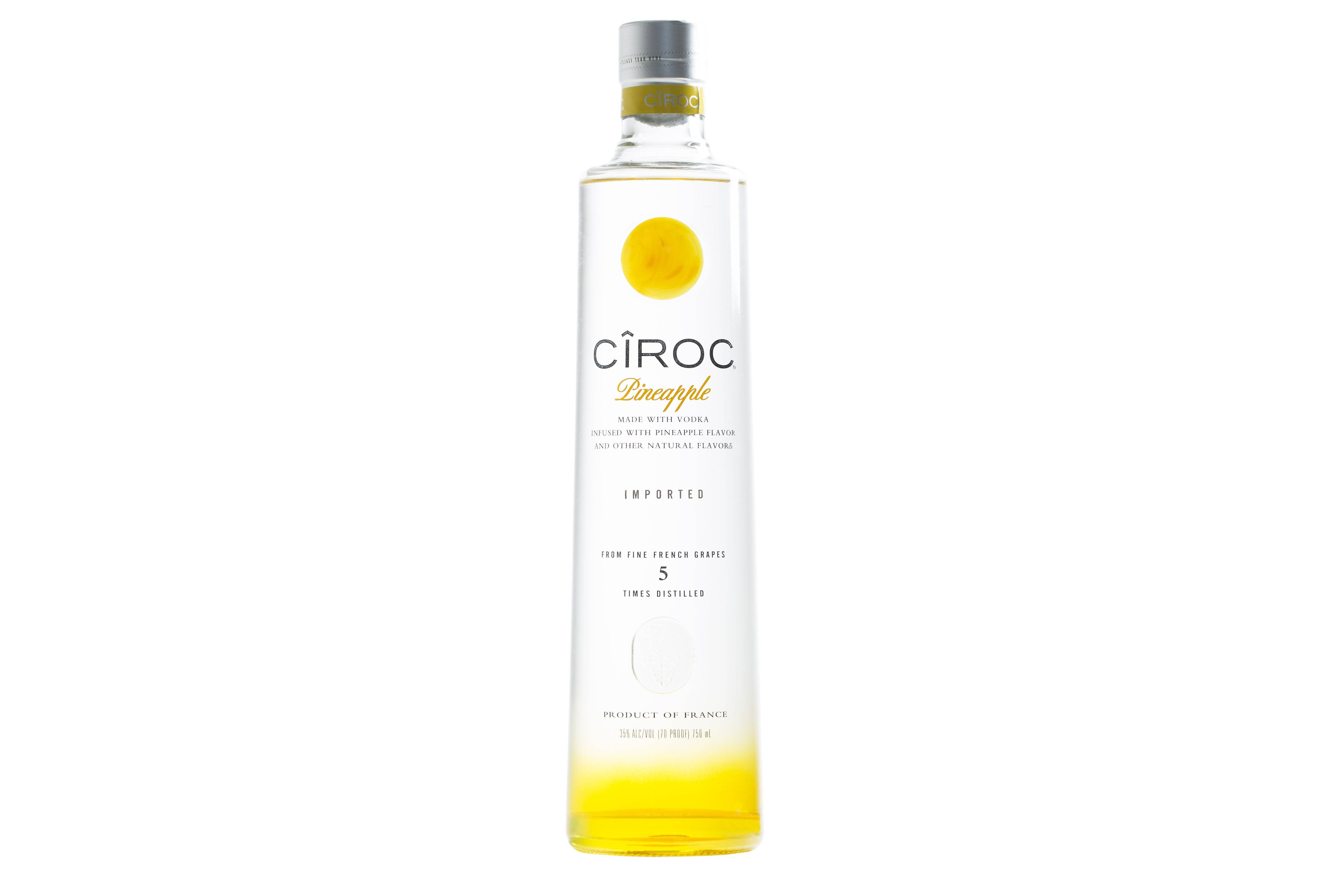 Drink 桌布 壁紙 — 一個時尚透明的Ciroc鳳梨伏特加酒瓶，孤立在純白色背景上，底部帶有充滿活力的黃色漸變。