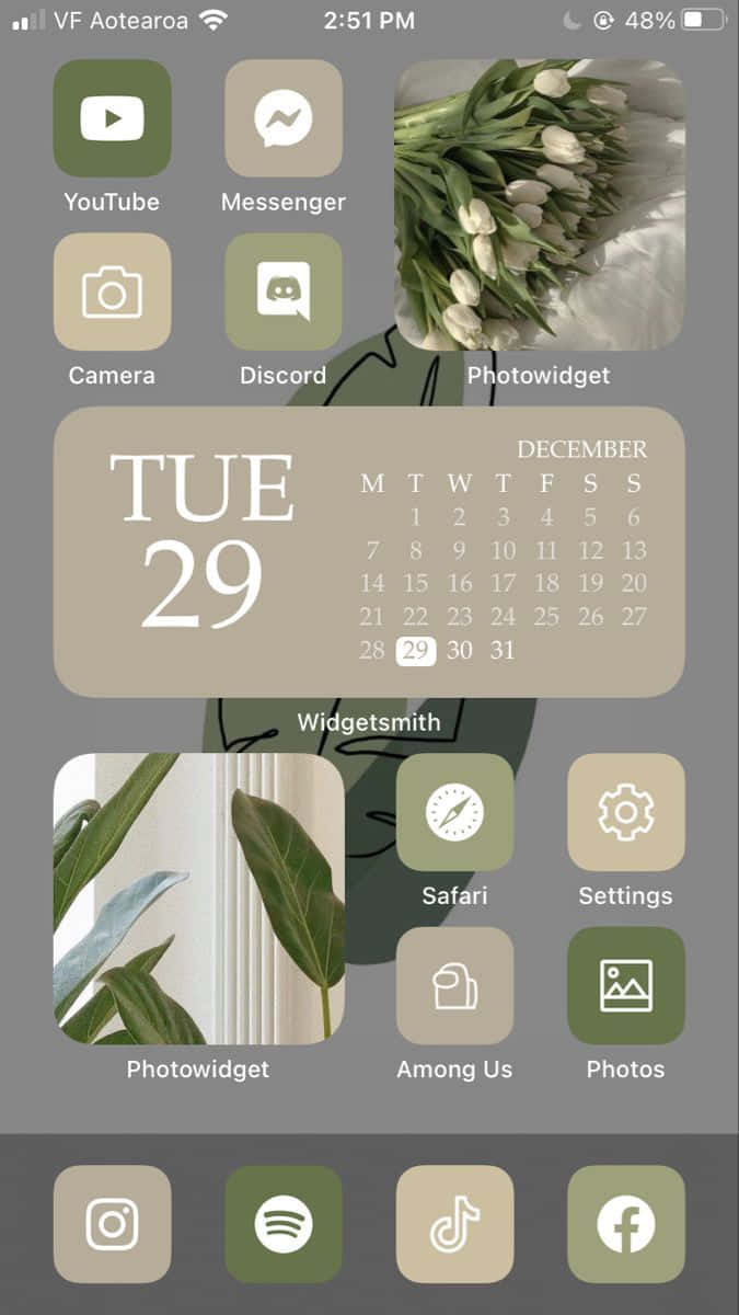 Aesthetic Widgets 桌布 壁紙 — 一個智慧型手機主螢幕，帶有一束白色鬱金香桌布和一個顯示29日星期二的米色日曆小工具。
