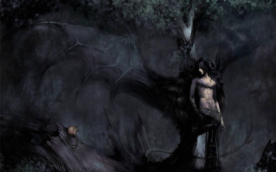 demon boy anime 桌布 壁紙 — 一個暗翼人形身影莊嚴地站在陰暗的森林中，迷霧在古樹周圍旋繞。