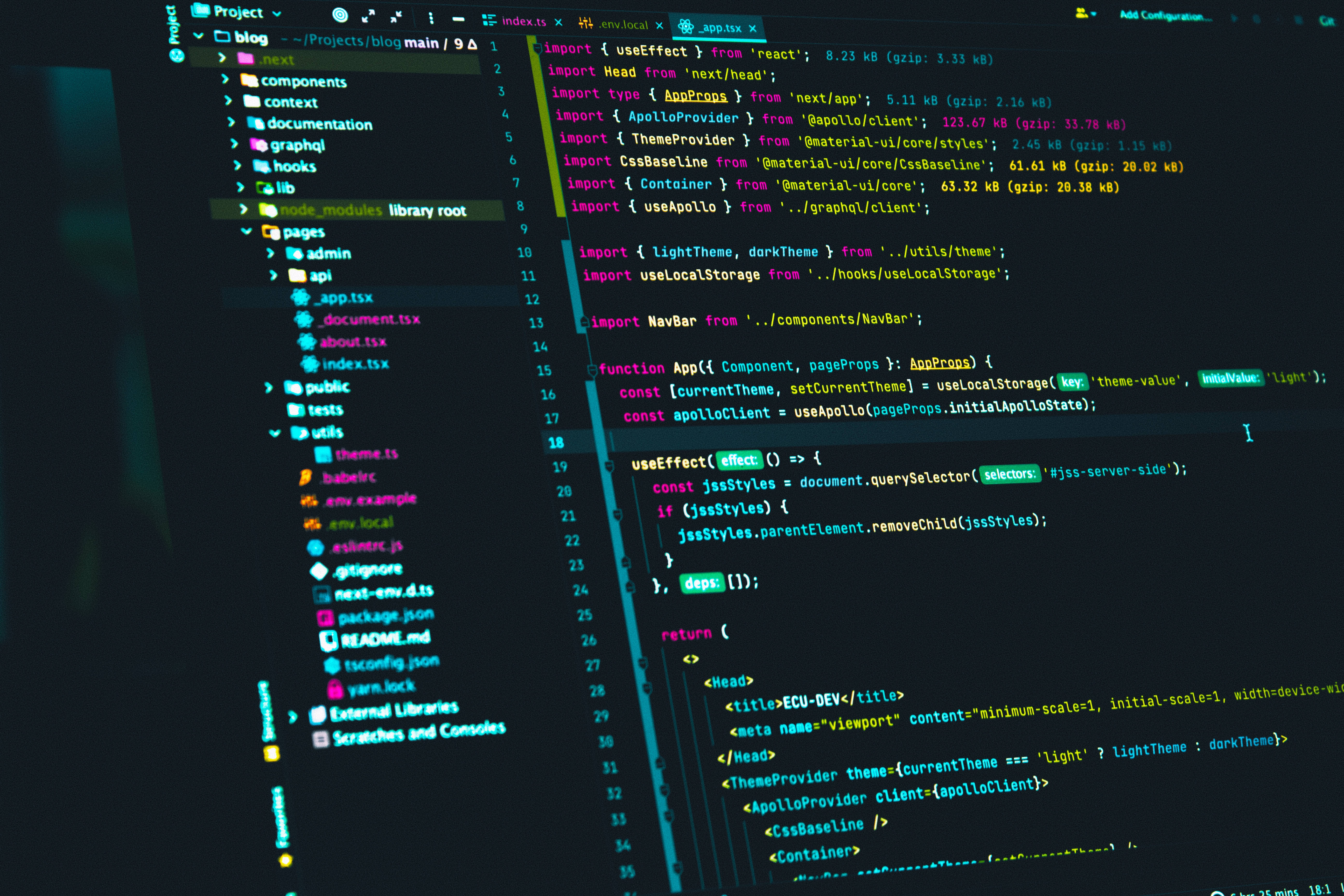 Coder 桌布 壁紙 — 一個暗色主題程式碼編輯器的特寫，顯示色彩繽紛的 React TypeScript 語法，左側有檔案瀏覽器。