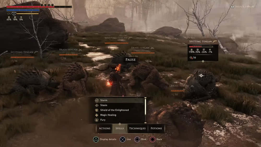 Greedfall 桌布 壁紙 — 一個暫停的黑暗奇幻遊戲場景，顯示玩家角色在霧氣瀰漫的沼澤中被噴吐和黃銅色的十嵐怪物包圍。
