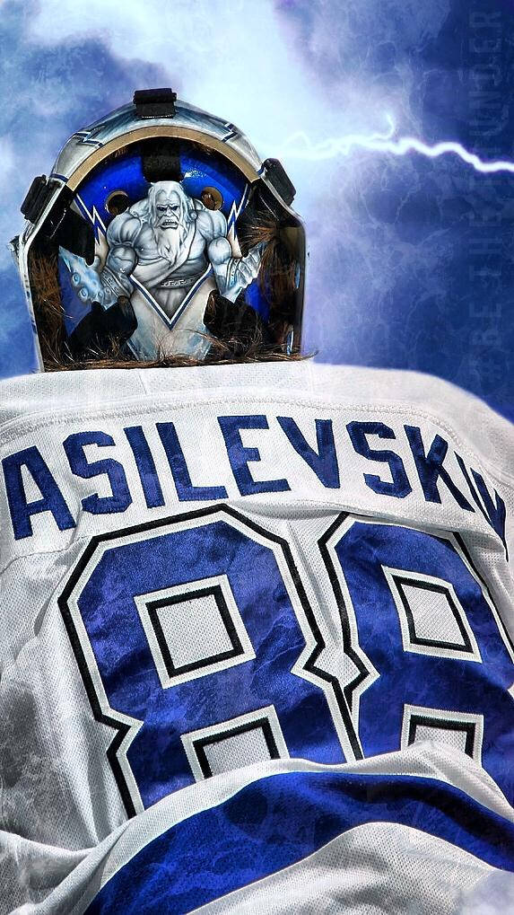 Tampa Bay Lightning 桌布 壁紙 — 一個曲棍球守門員面具揭示了一個肌肉發達的灰色皮膚戰士，眼睛發光，背景是帶有閃電的暴風雨天空。