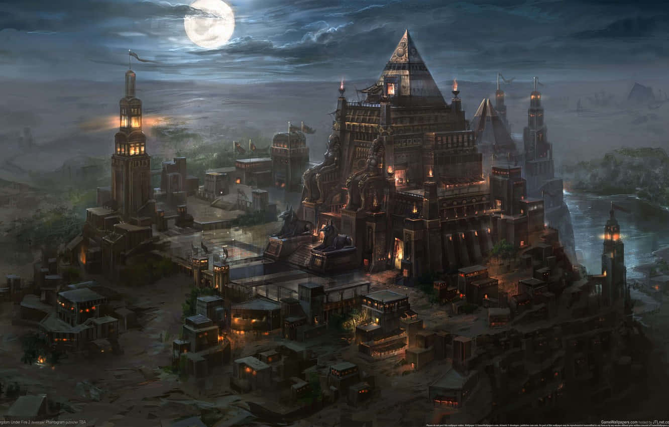 Kingdom 桌布 壁紙 — 一個月光下的奇幻城市，擁有高聳的石結構建築和發光的窗戶，在多雲的夜空下。
