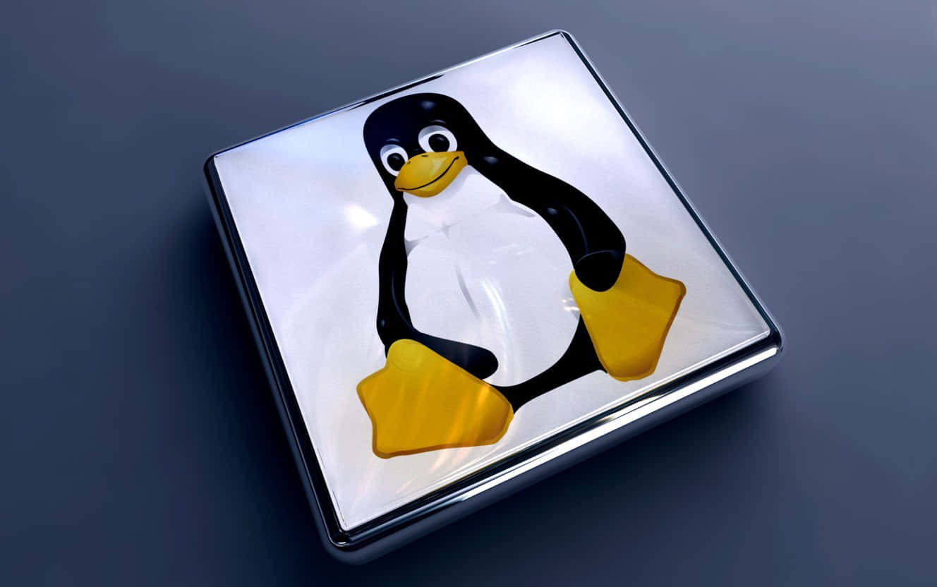 Penguin Tux 桌布 壁紙 — 一個有光澤的方形按鈕在深灰色背景上顯示標誌性的Linux企鵝吉祥物。