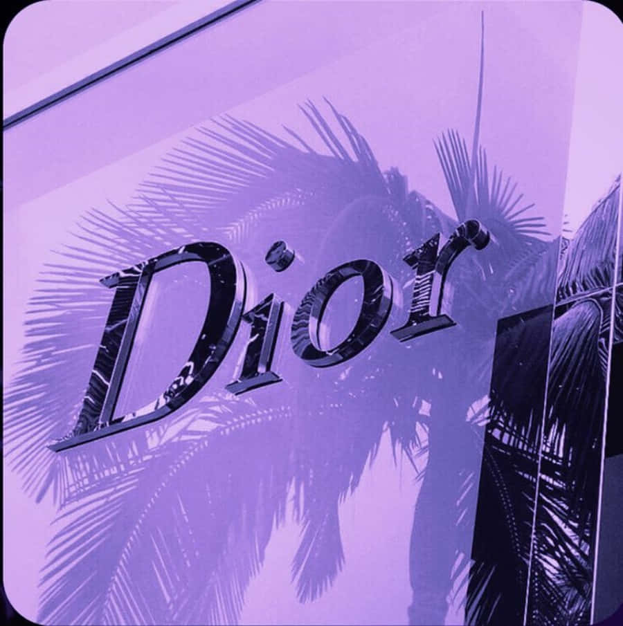 Dior 動態 桌布 壁紙 — 一個有光澤的紫色Dior標誌在柔和日光下，將棕櫚葉的影子反射在時尚的建築物外牆上。