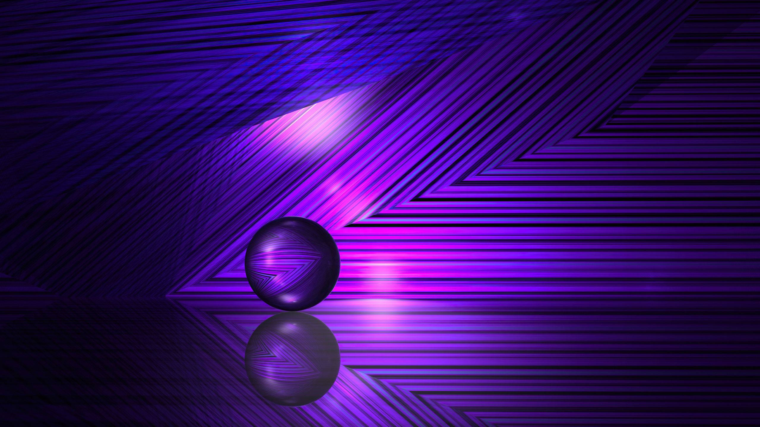 Violet Aesthetic 桌布 壁紙 — 一個有光澤的紫色球體在未來數位空間中，在放射狀幾何光線下反射在鏡面地板上。