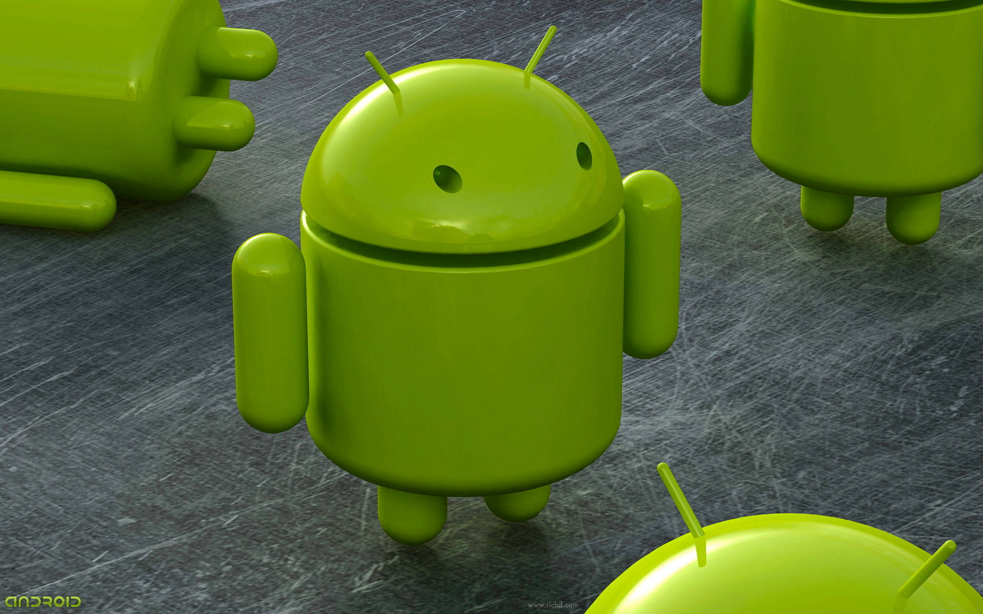 深色紋理表面上的綠色Android機器人吉祥物，附近有其他吉祥物。