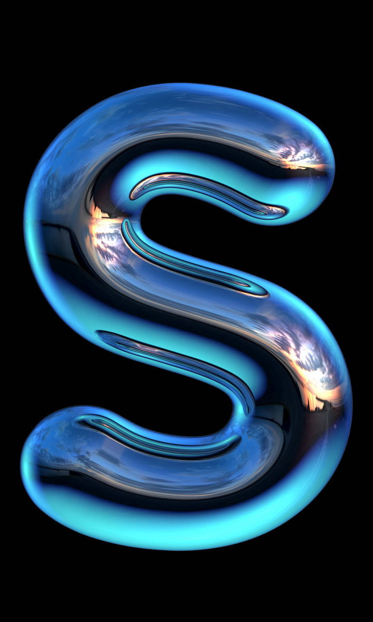 S 桌布 壁紙 — 一個有光澤的藍色3D字母S在黑色背景上反射出充滿活力的日落天空。