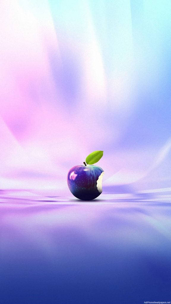 紫色 iPhone 桌布 壁紙 — 一個有光澤的被咬過的蘋果，帶有綠色葉子，放在柔軟的紫色表面上，背景是粉紅、藍和白組成的夢幻漸變天空。