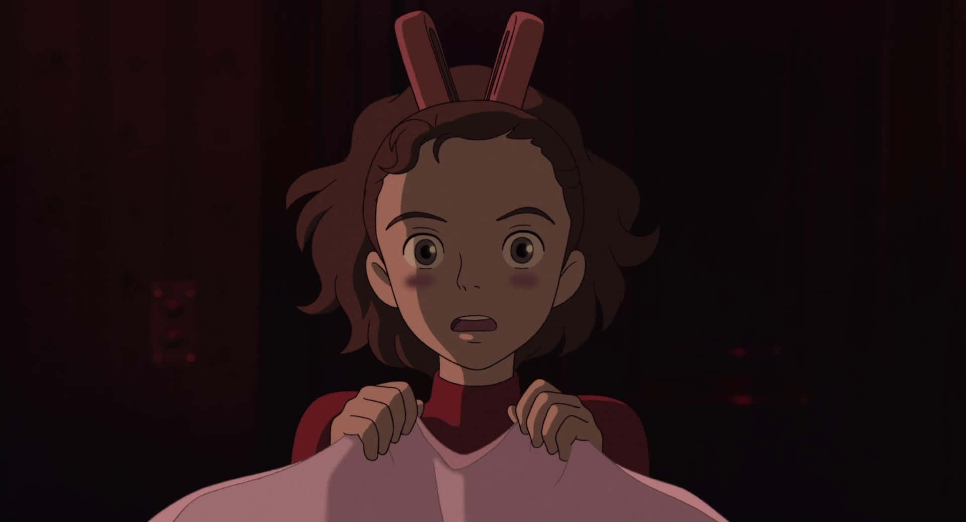 The Secret World Of Arrietty 桌布 壁紙 — 一個有兔耳的年輕女孩在昏暗的房間裡拿著一件粉紅色衣服，看起來很吃驚。