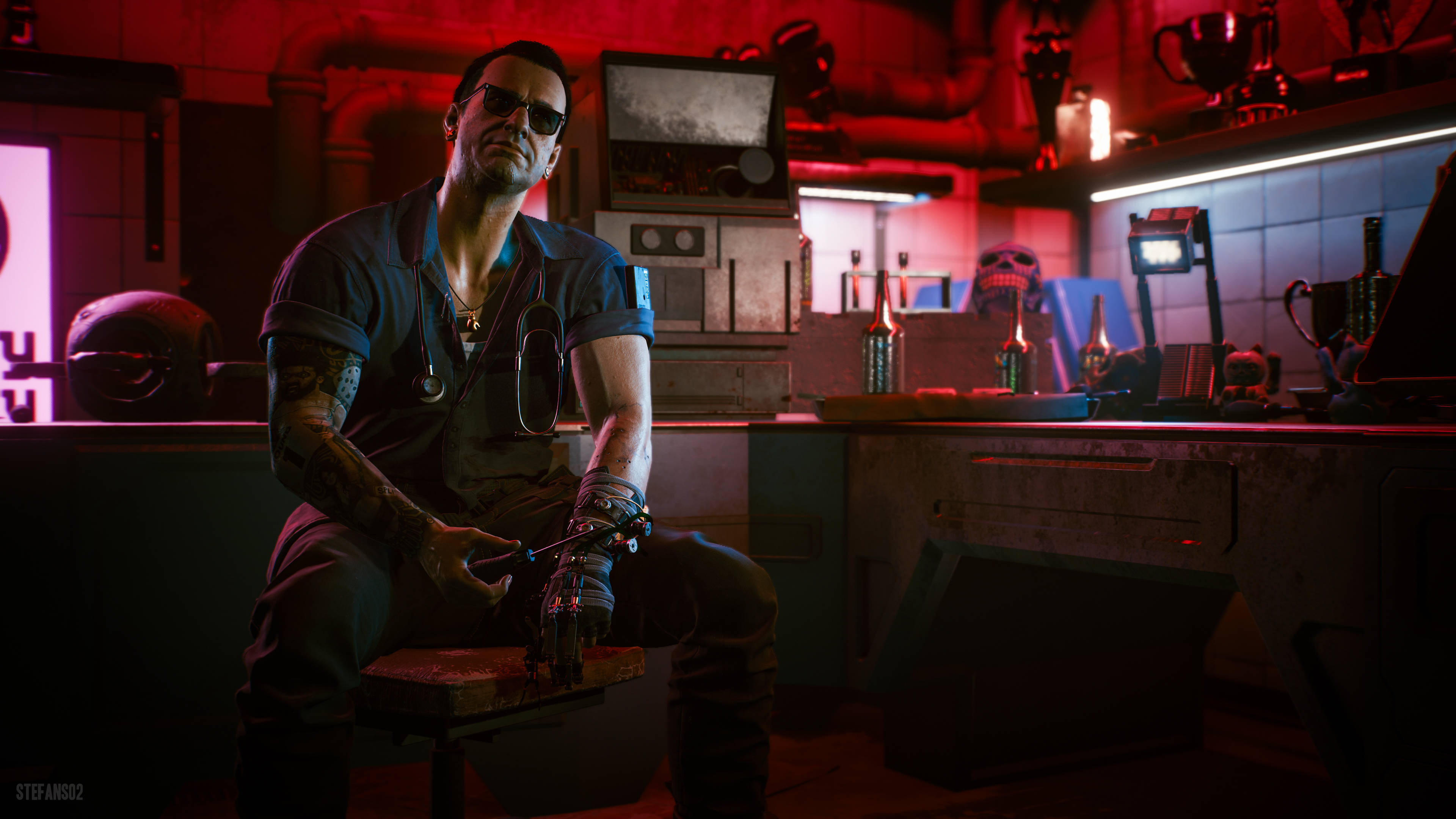 Cyberpunk Desktop 桌布 壁紙 — 一個有刺青、戴太陽眼鏡的男人，在燈光昏暗、紅霓虹燈籠罩的賽博龐克工作室裡，手持武器，平靜地坐著。