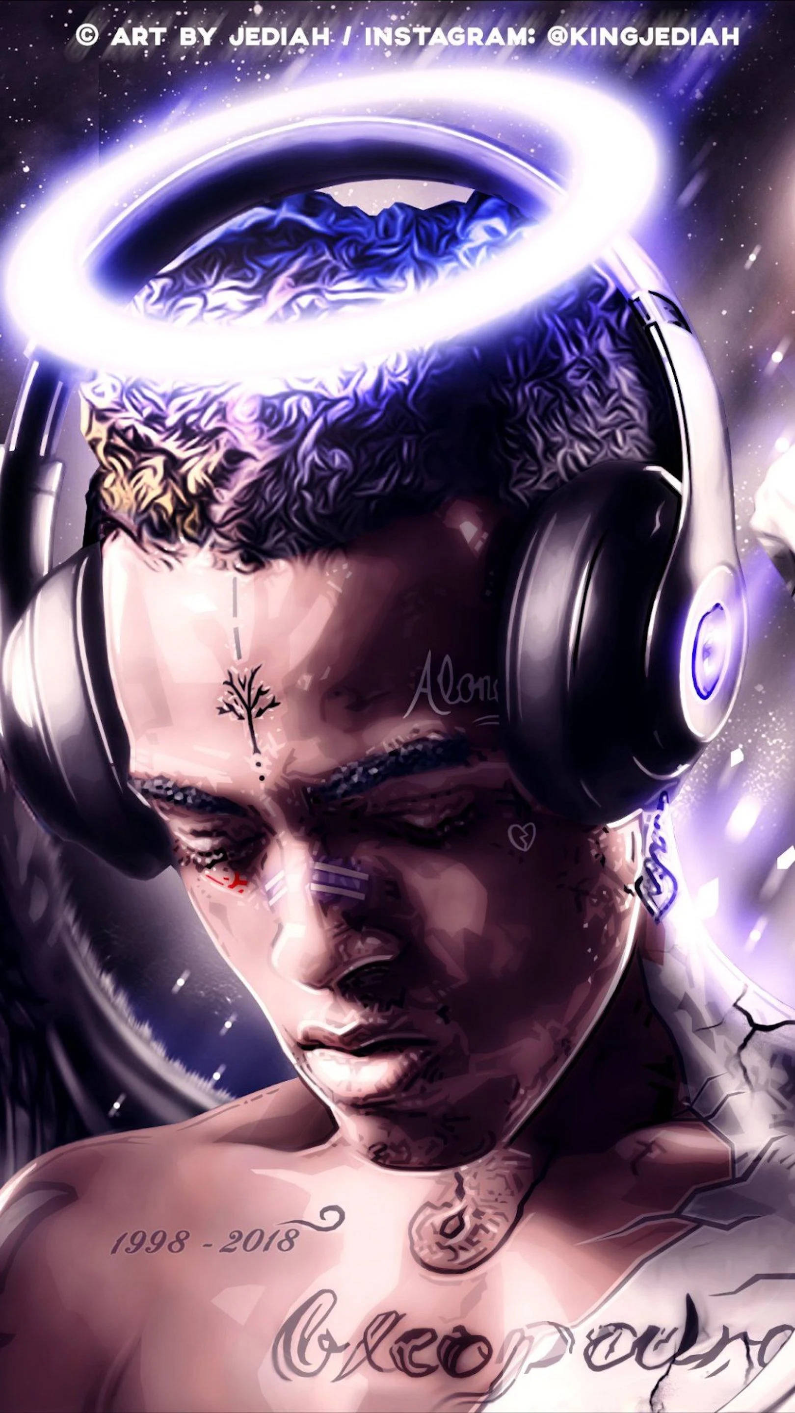 酷酷的xxxtentacion 桌布 壁紙 — 一個有刺青、戴著耳機和發光光環的男人，在宇宙星空背景下向下凝視。