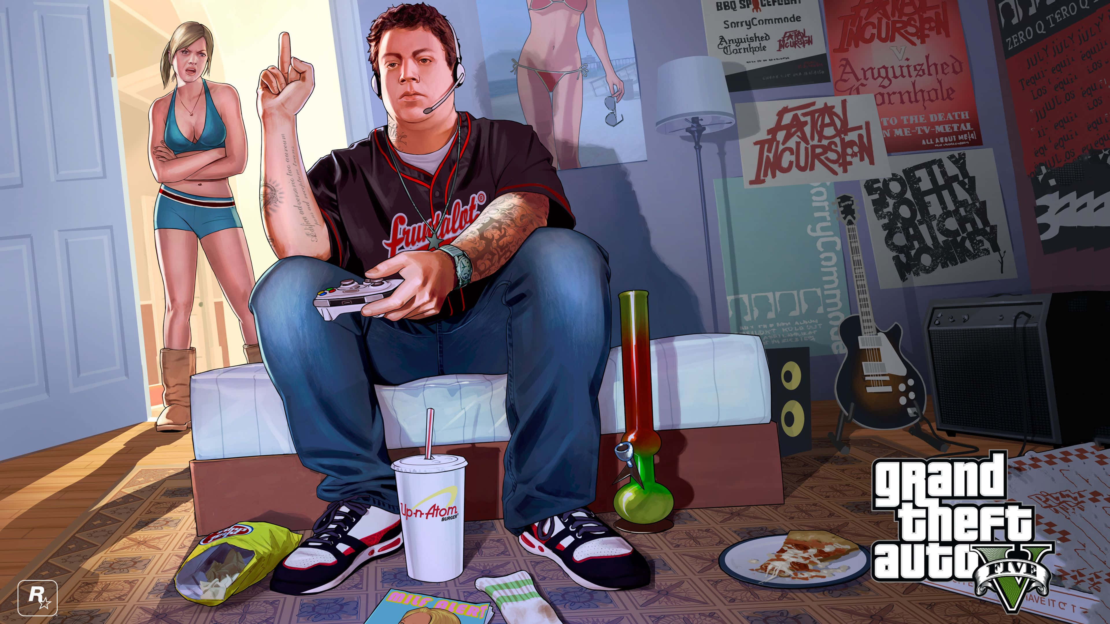 Gta V 4K 桌布 壁紙 — 一個有刺青的男人坐在沙發上玩電子遊戲，而一個穿著比基尼的女人站在門口。