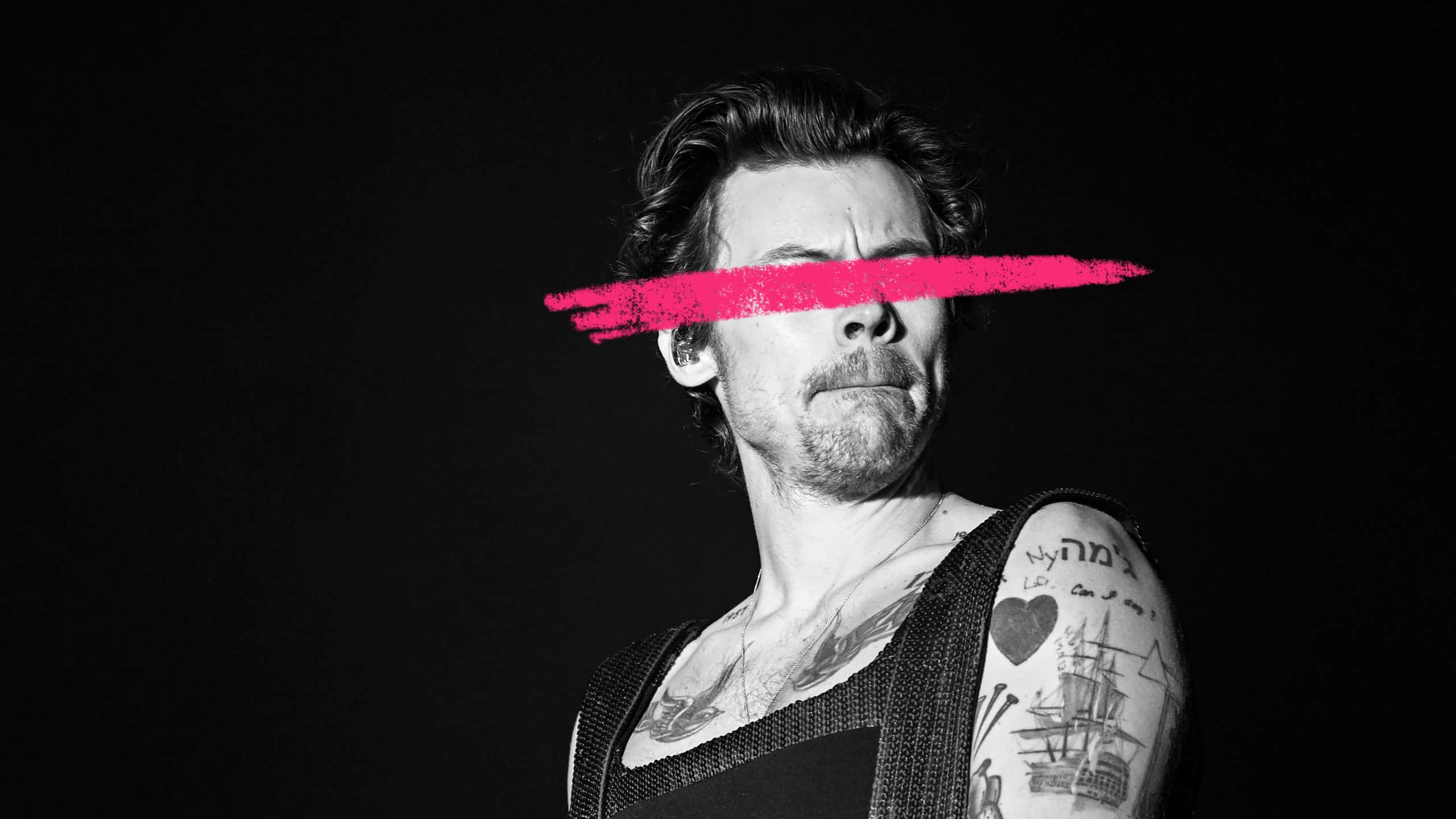 Harry Styles Black And White 桌布 壁紙 — 一個有刺青的男人強烈地凝視著，一道大膽的粉紅色筆觸在黑色背景上劃過他的眼睛。