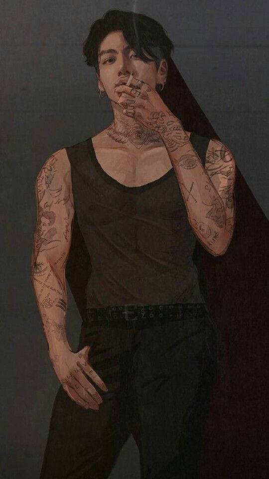 Kpop Aesthetic 桌布 壁紙 — 一個有刺青的男人穿著黑色背心，在戲劇性燈光下靠著深灰色牆壁抽煙。