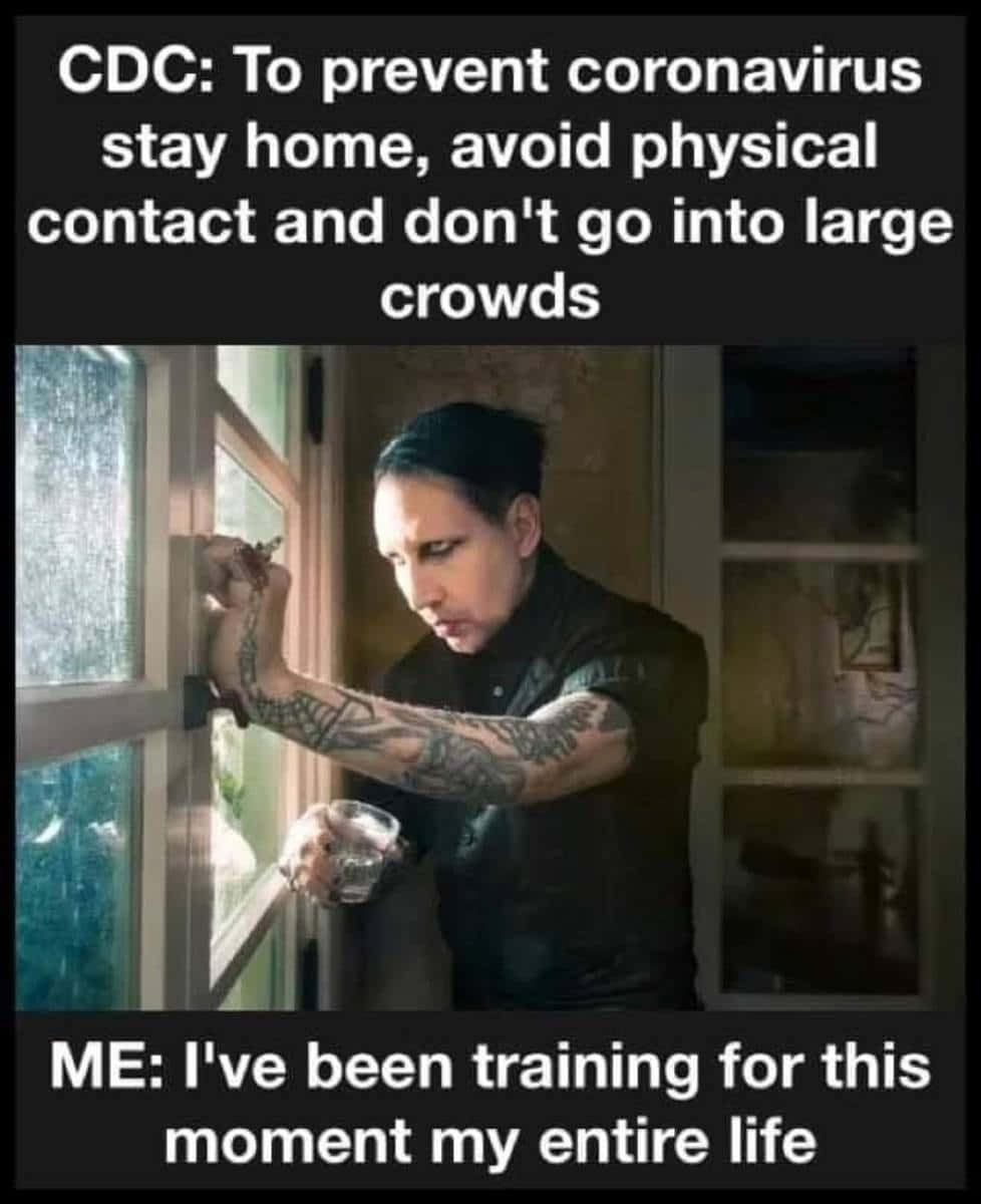 meme 桌布 壁紙 — 一個有刺青的男人穿著黑色背心，靠著被雨水打濕的窗戶，手裡拿著玻璃杯，帶著堅定的表情向外看。