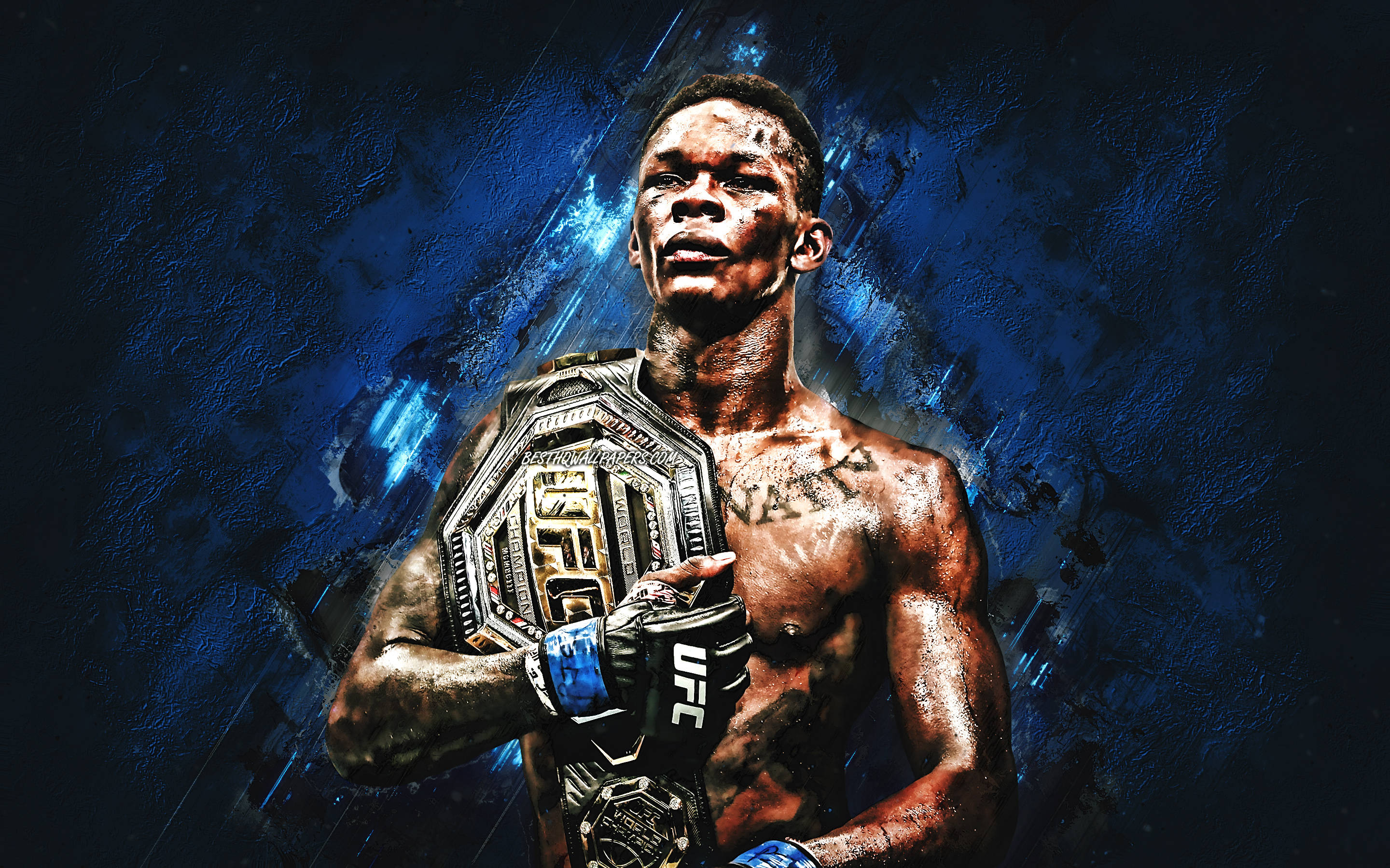 Adesanya 桌布 壁紙 — 一個有刺青的肌肉發達的戰士，在動感的藍色紋理背景前，舉起UFC冠軍腰帶。