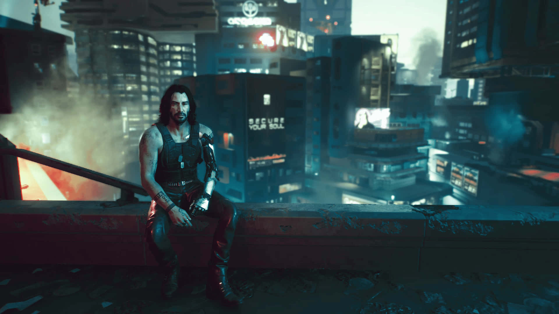 1080p Cyberpunk 2077 桌布 壁紙 — 一個有刺青的賽博龐克男人坐在屋頂邊緣，俯瞰著夜晚霓虹燈閃爍的未來城市景觀。