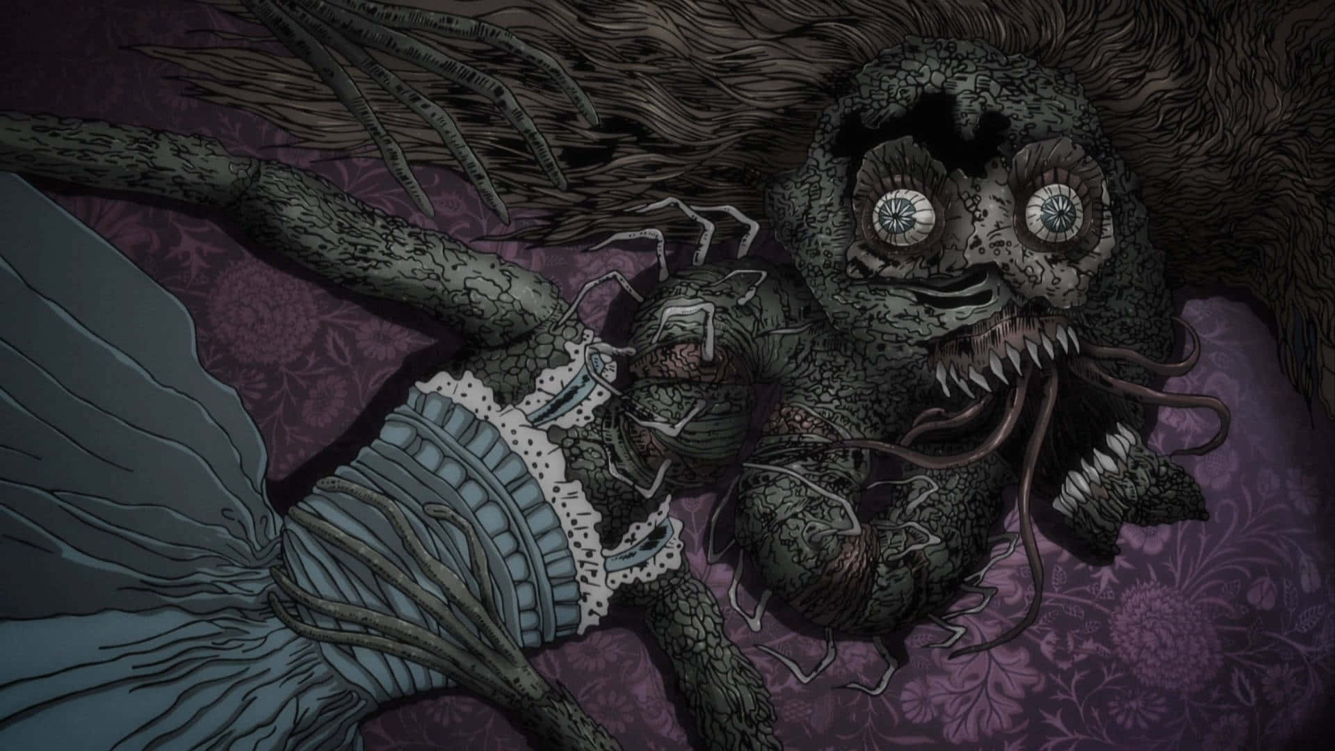 Junji Ito 桌布 壁紙 — 一個有多隻眼睛和觸手的怪誕恐怖生物躺在紫色花卉圖案的表面上。