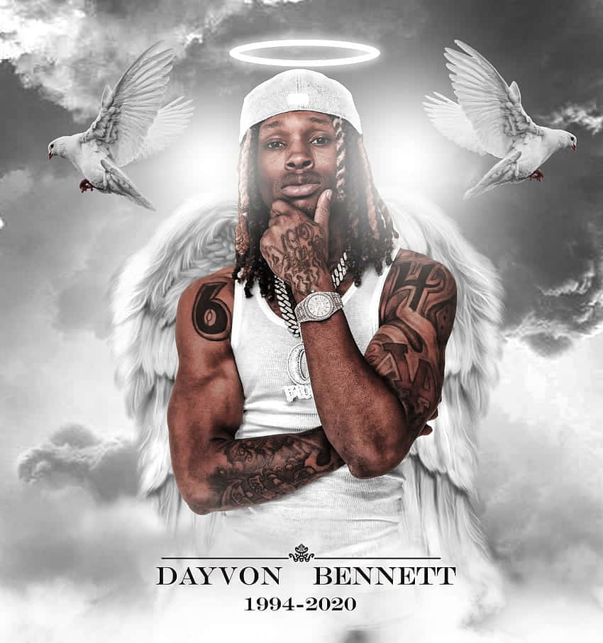 Dayvon Bennett 的肖像，帶有天使翅膀和光環，在雲天中與白鴿一起。 — King Von 壁紙