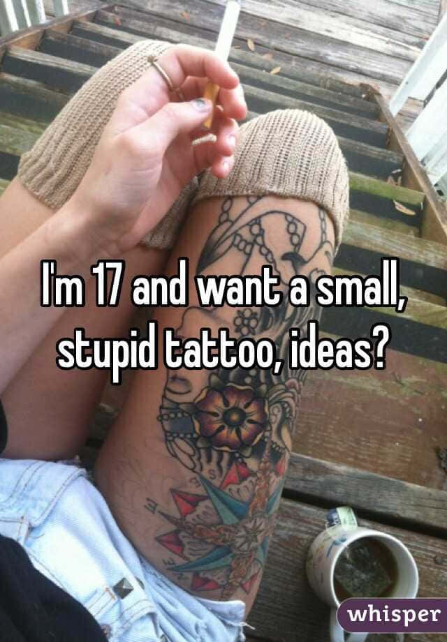 Stupid 桌布 壁紙 — 一個有彩色刺青腿的人坐在木樓梯上，在咖啡杯旁邊拿著香煙。
