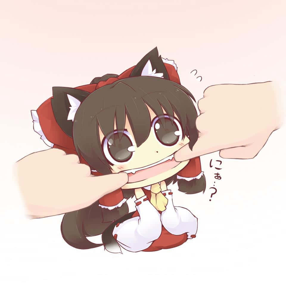 Q版動圖 桌布 壁紙 — 一個有狐狸耳朵、穿著紅色服裝的Q版動漫女孩，被兩隻手頑皮地捏著，表情驚訝。