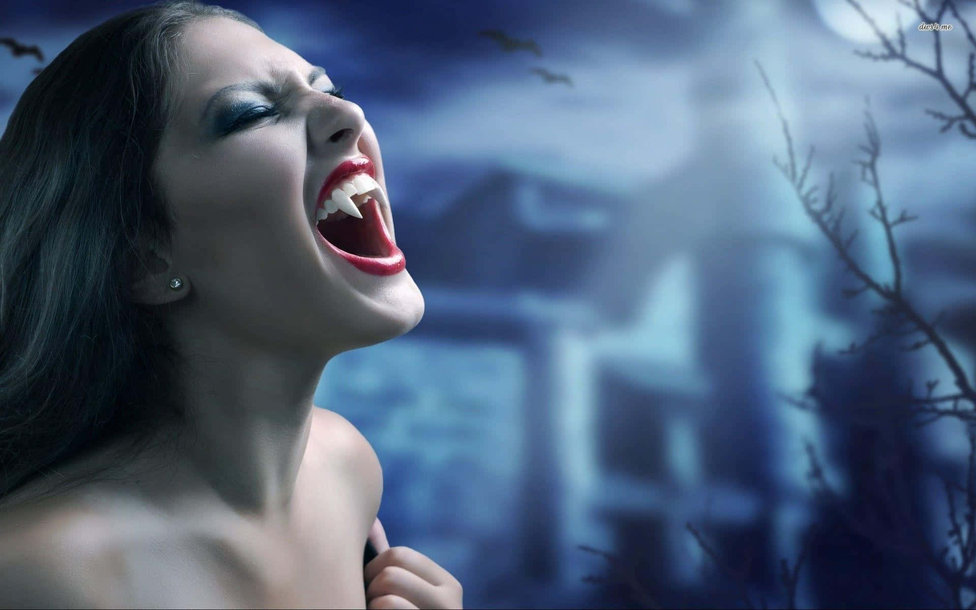 Vampire Aesthetic 桌布 壁紙 — 一個有獠牙的女人在月光下蝙蝠飛舞的鬼屋背景下尖叫。