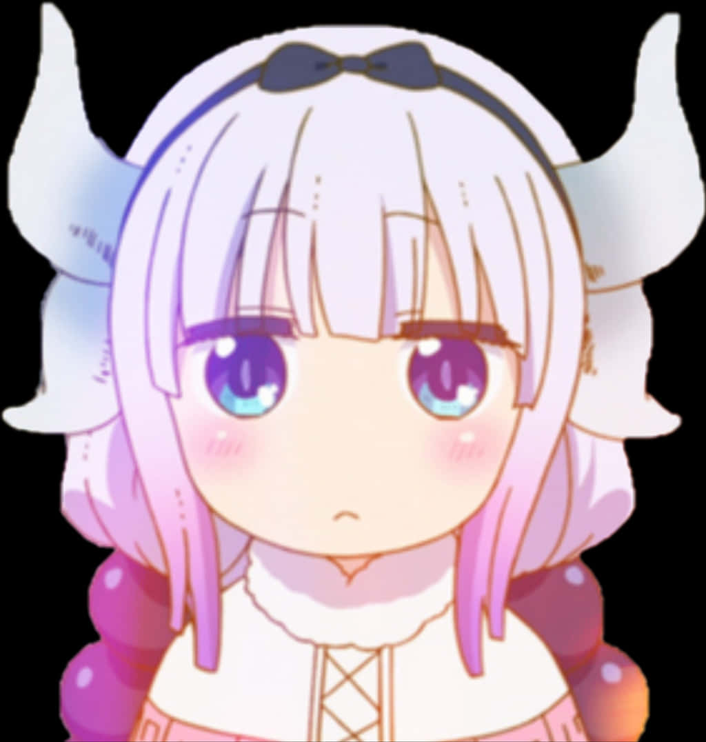 Miss Kobayashis Dragon Maid 桌布 壁紙 — 一個有白色角和紫色眼睛的Q版動漫女孩，穿著帶有粉紅色點綴的白色連衣裙，背景為黑色。
